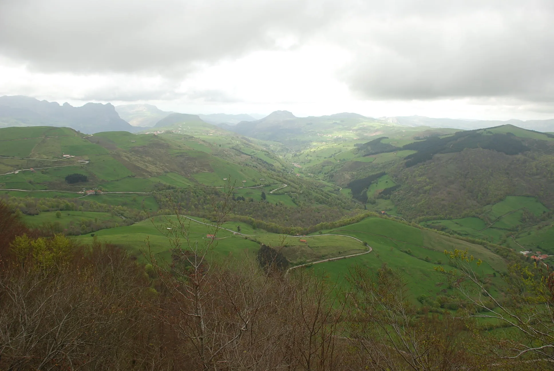 Photo showing: View of the Valley of Lanestosa, from the port of the Tornos.