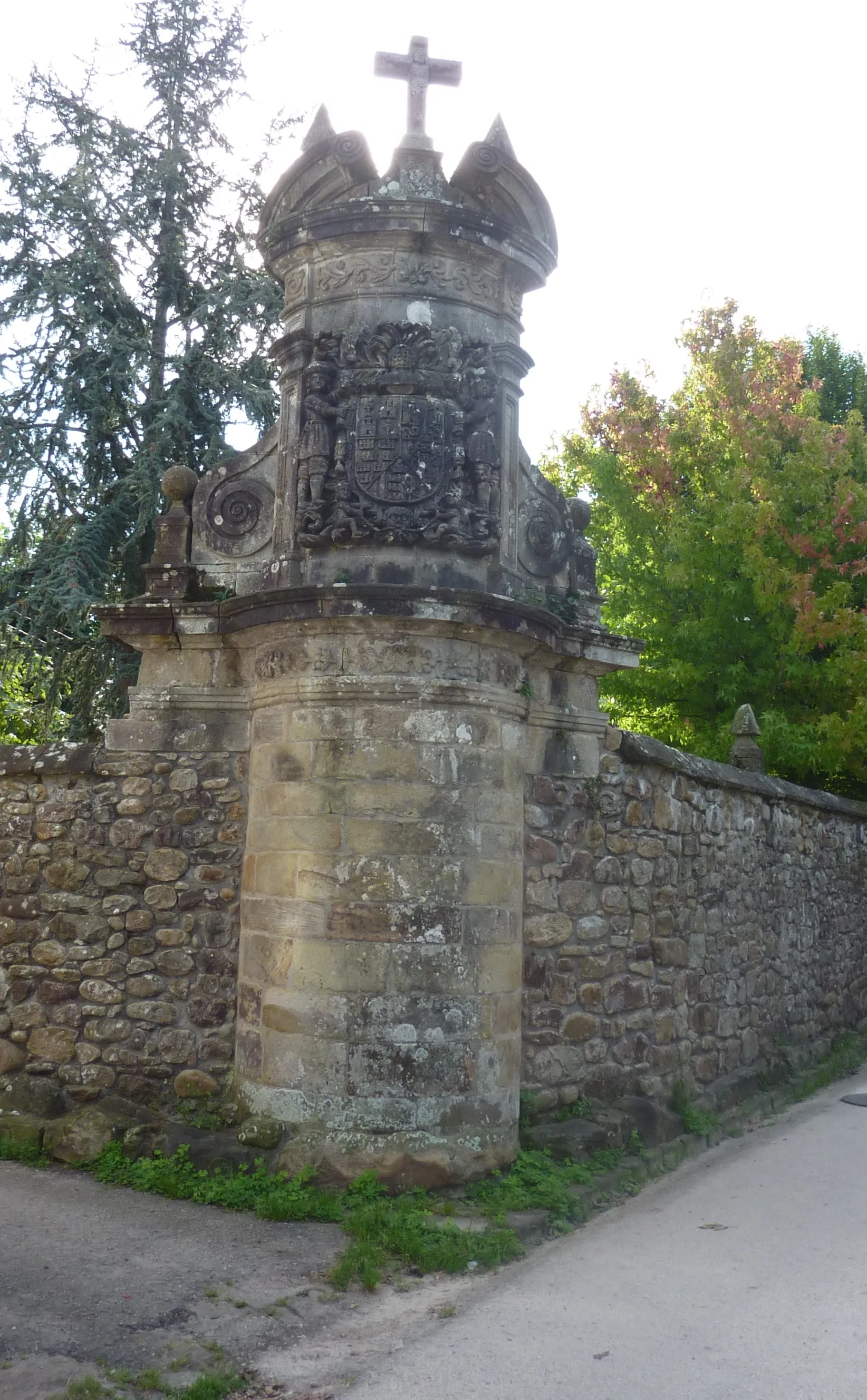 Photo showing: Escudo.

This is a photo of a monument indexed in the Spanish heritage register of Bienes de Interés Cultural under the reference RI-51-0006822.