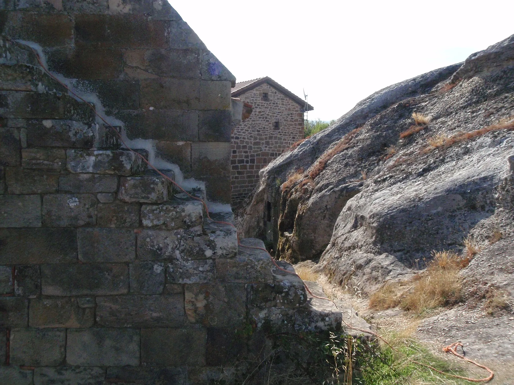 Photo showing: Pequeña ermita rupestre excavada en la roca, en la parte trasera de la iglesia en Campo de Ebro, Valderredible (Cantabria).