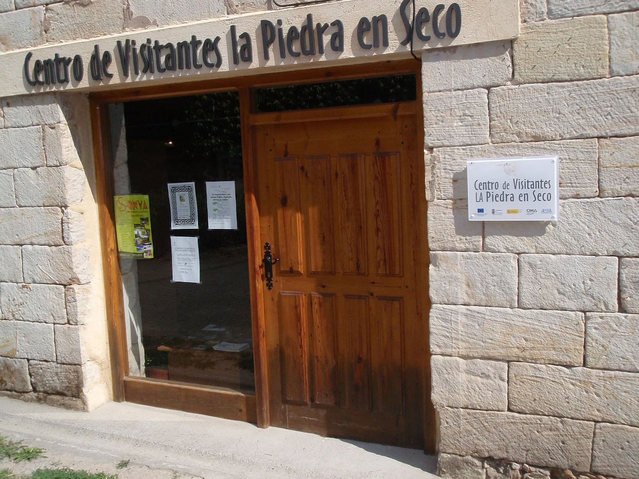 Photo showing: Puerta de entrada al Centro de Visitantes de la Piedra en Seco en Puente del Valle, Valderredible (Cantabria).