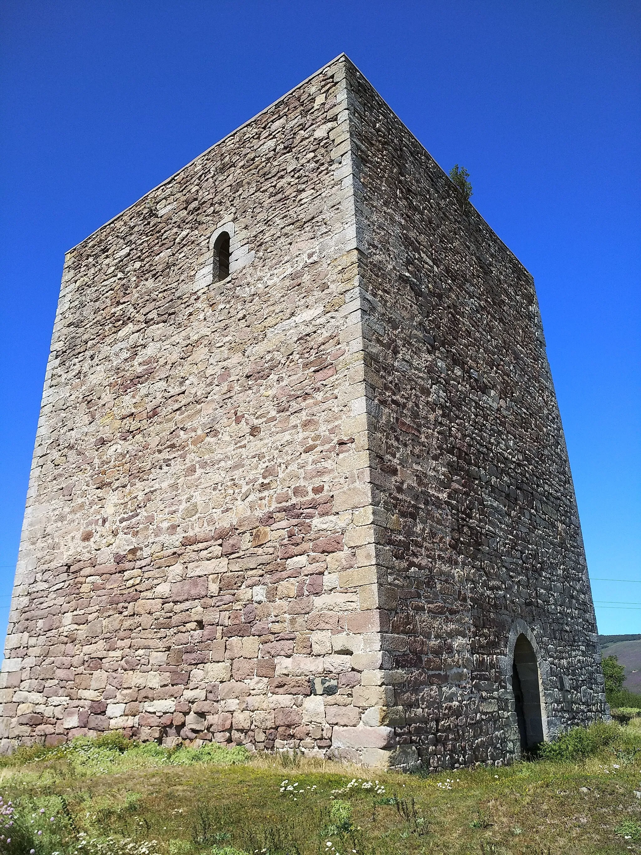 Photo showing: Exterior de la torre medieval de San Martín de Hoyos en el municipio de Valdeolea, España