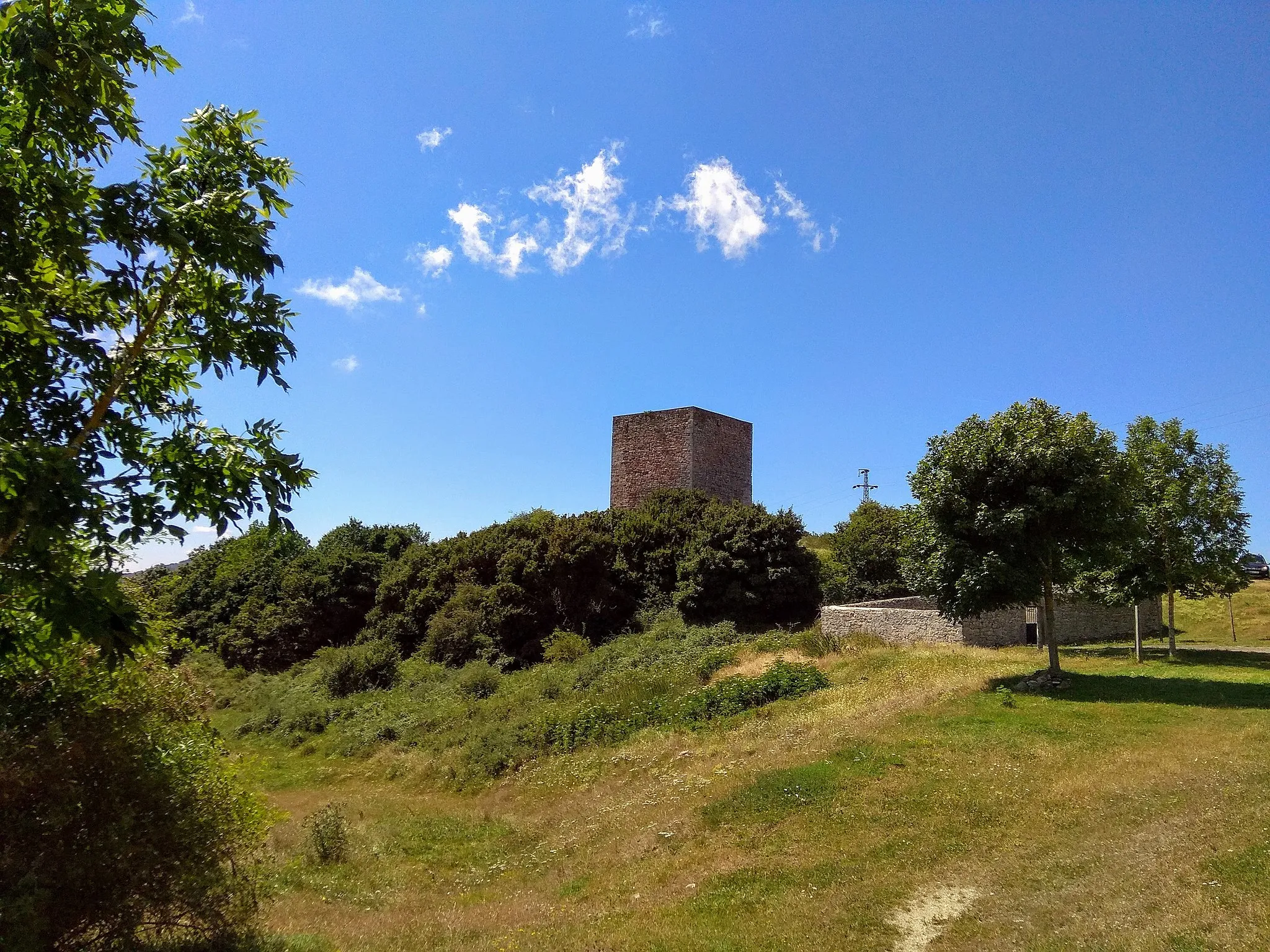 Photo showing: Panorámica con el cementerio y la torre medieval de San Martín de Hoyos en el municipio de Valdeolea, España