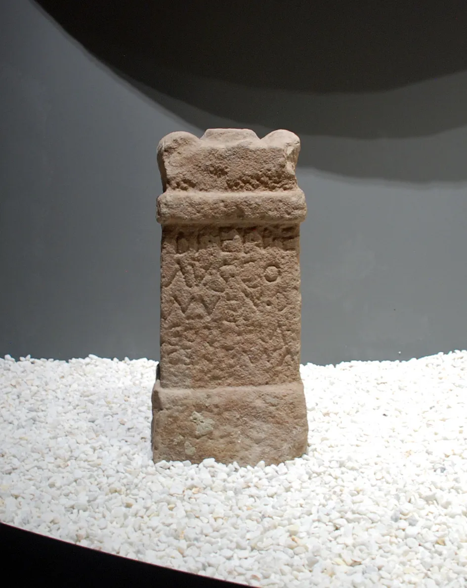 Photo showing: Museum of Prehistory and Archaeology of Cantabria. Altar dedicated by Flavia Genciana from Olea (Valdeolea, Cantabria). Museo Diocesana Regina Coeli.