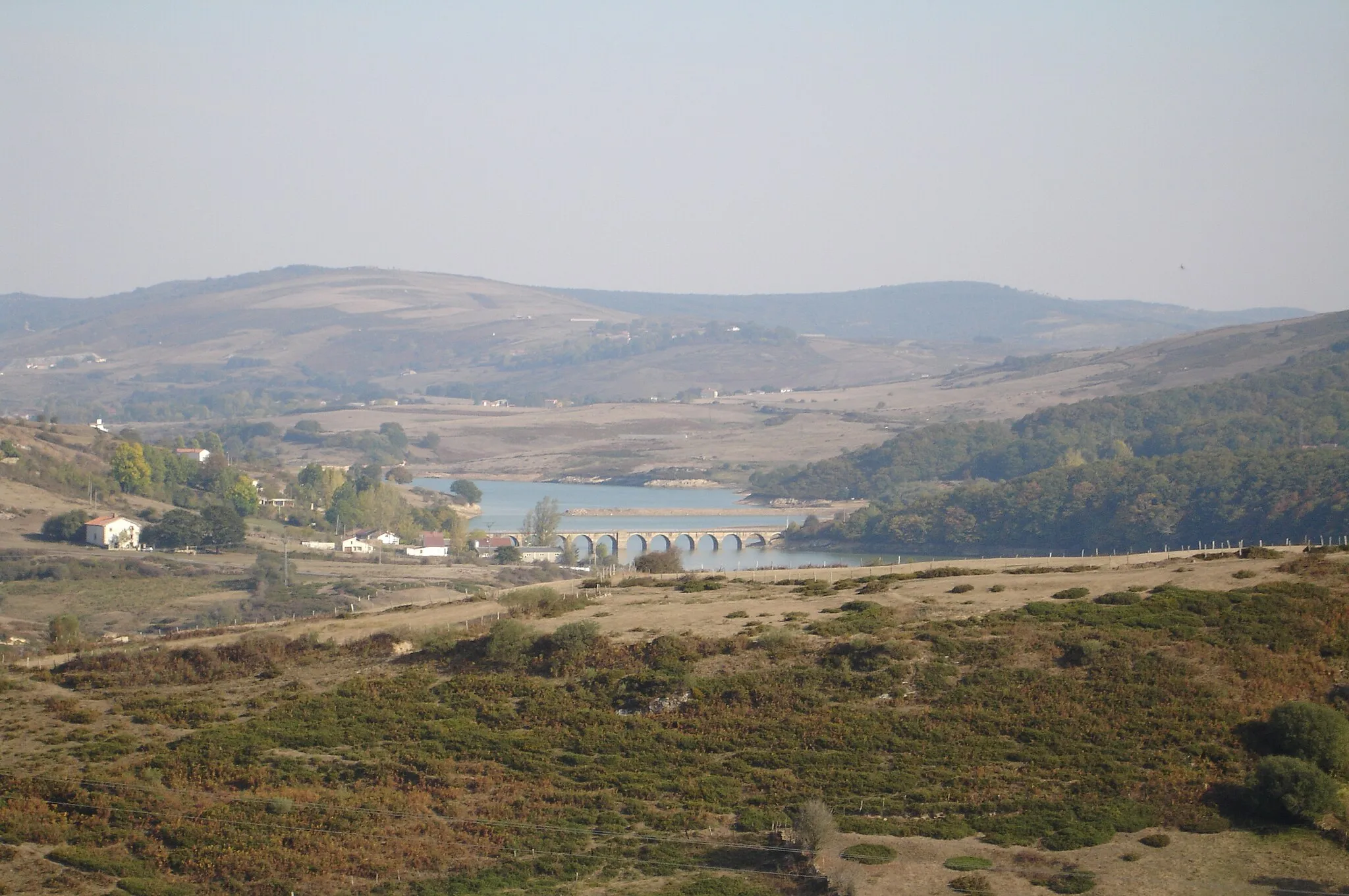 Photo showing: Vista parcial del Embalse del Ebro desde el sector de «La Llanuca», en Julióbriga.