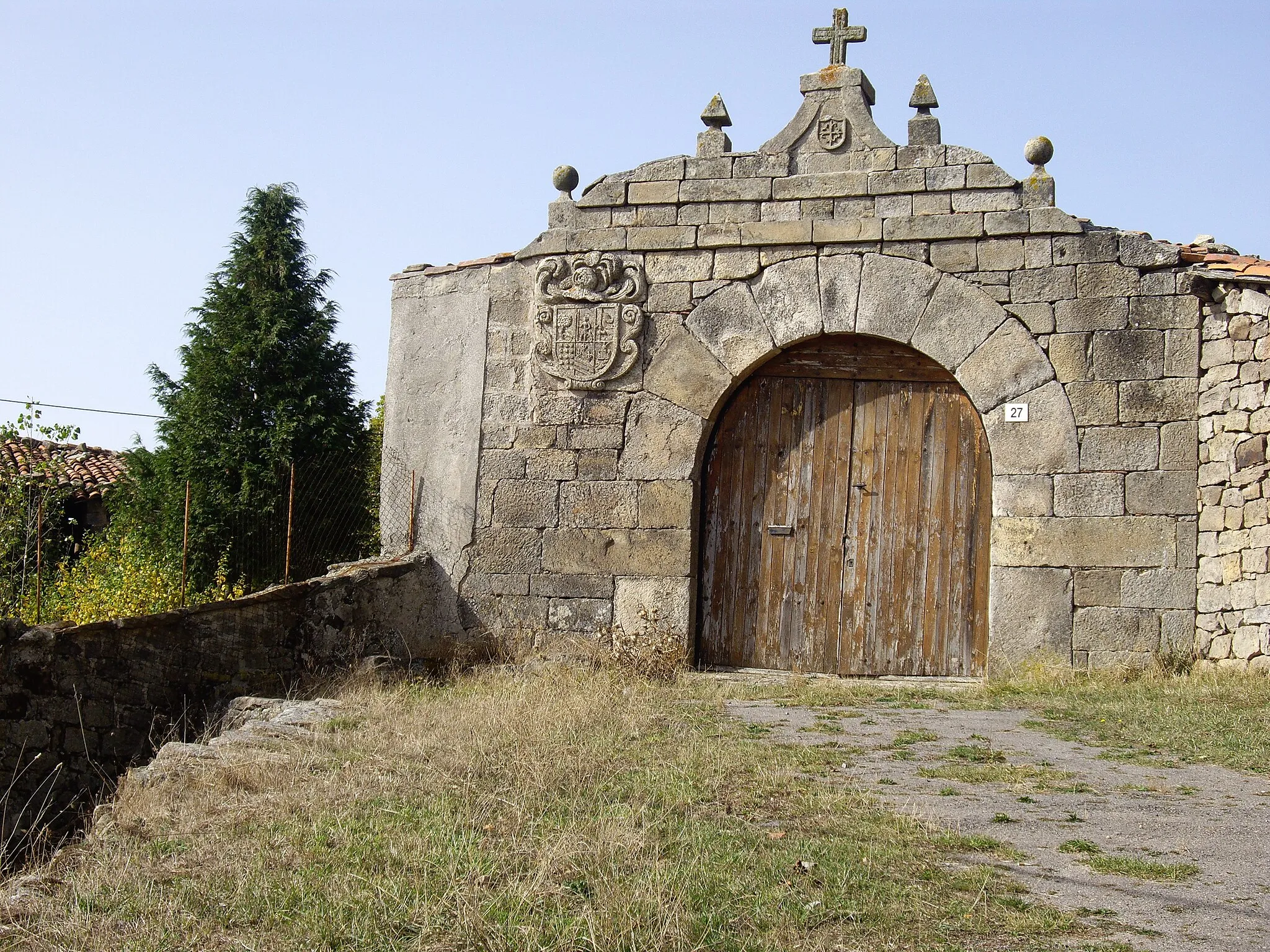 Photo showing: Portal with coat of arms in a house of Celada-Marlantes (Campoo de Enmedio, Cantabria) in Northern Spain