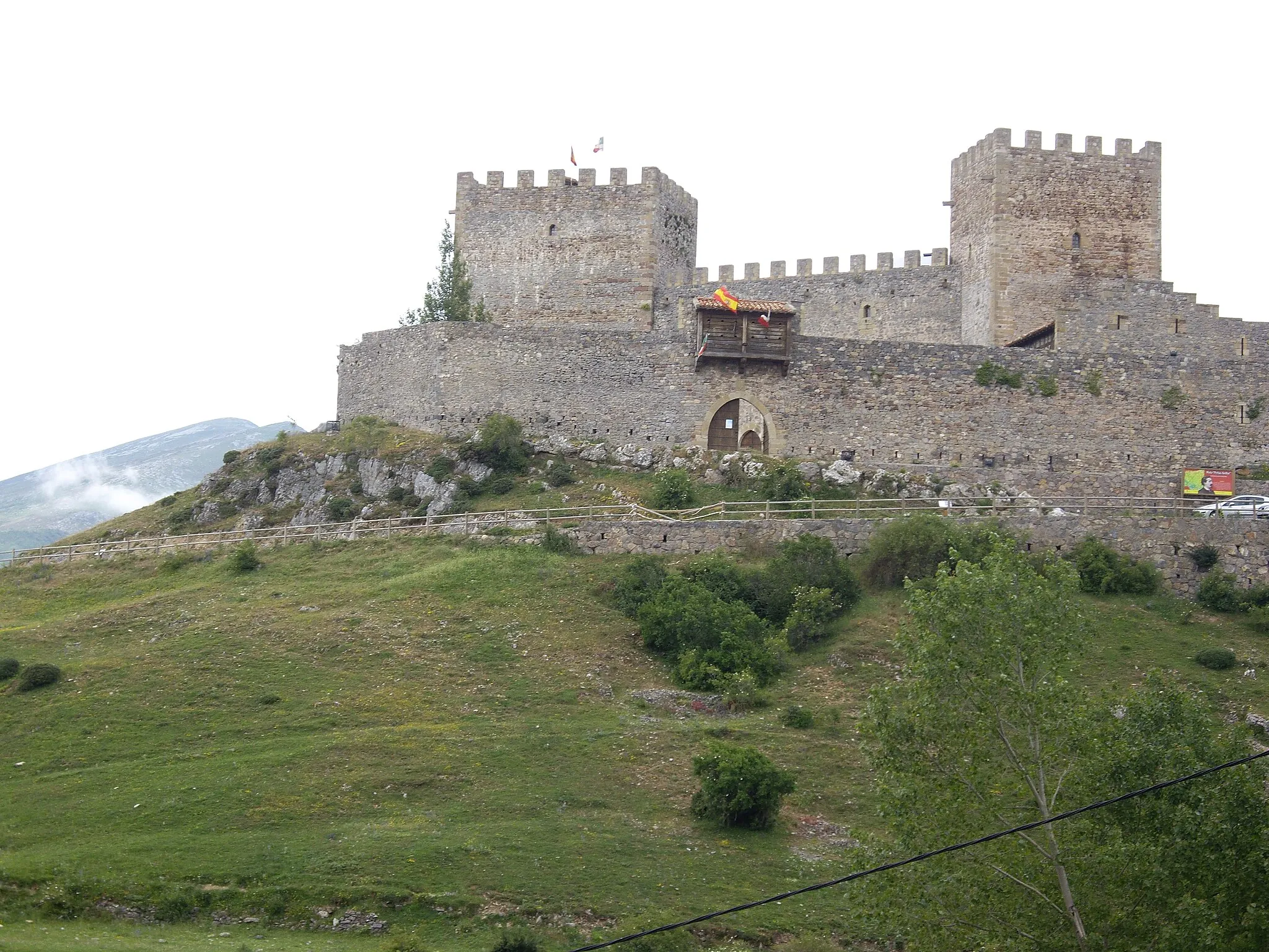 Photo showing: San Vicente Castle, in Argüeso, Hermandad de Campoo de Suso (Cantabria, Spain). Dates from the end of 13th century till 15th century