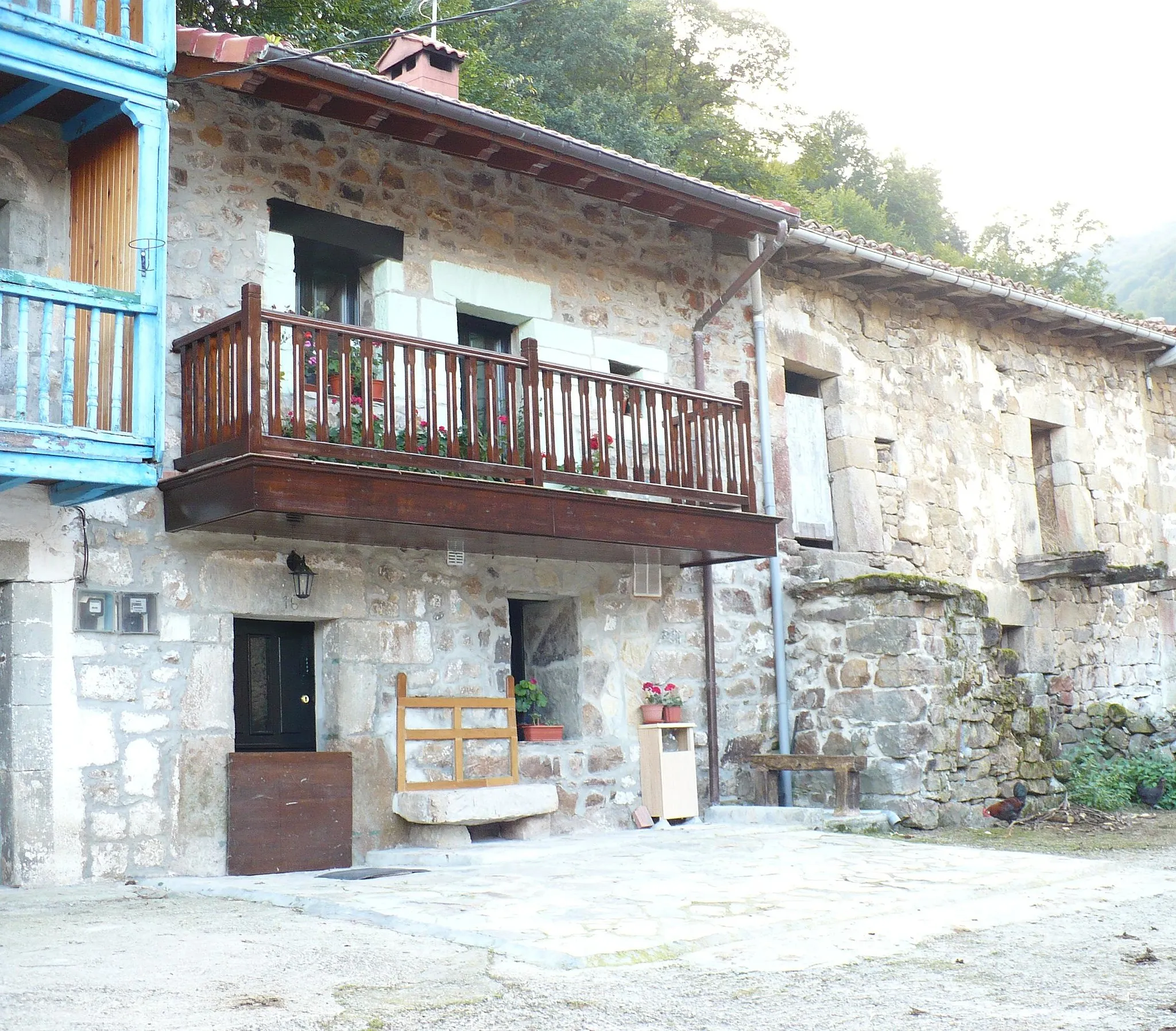 Photo showing: Selviejo (Luena, Cantabria) - casa típica con solana.