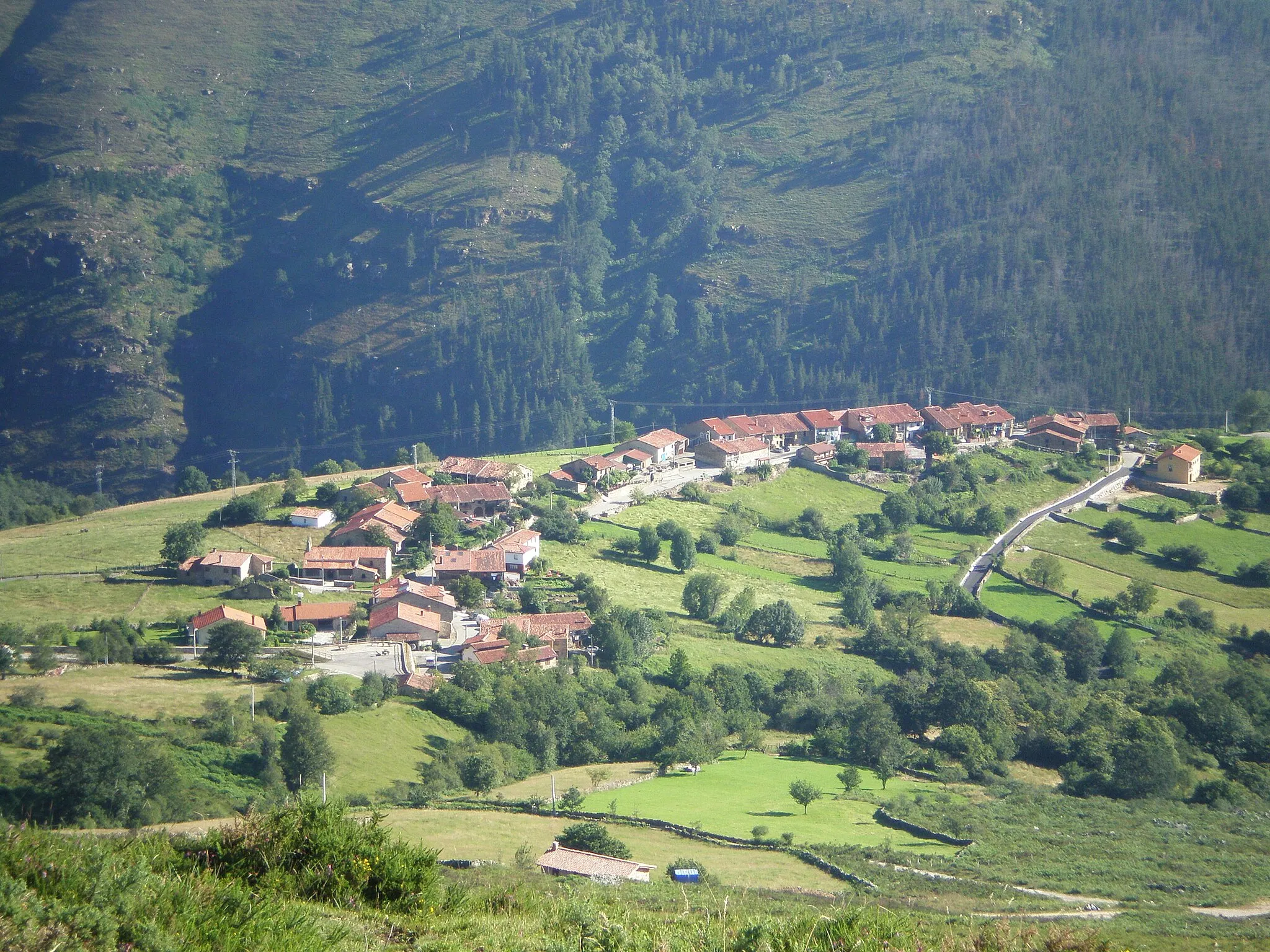 Photo showing: Village of Los Tojos, capital of the homonymous municipality, in Saja valley, Cantabria, Spain.