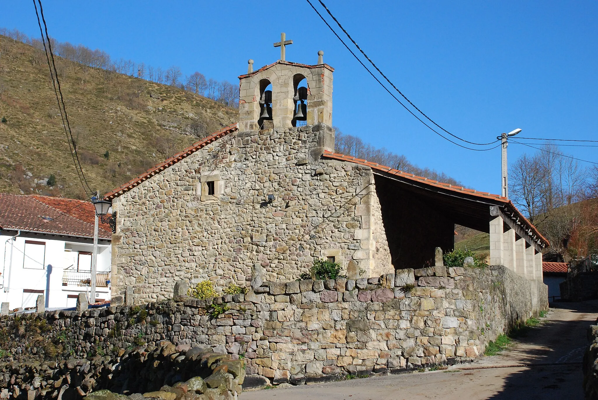 Photo showing: Iglesia de Santa Águeda, en el pueblo de Saja en el municipio de Los Tojos, Cantabria, España. Muy popular y rústica