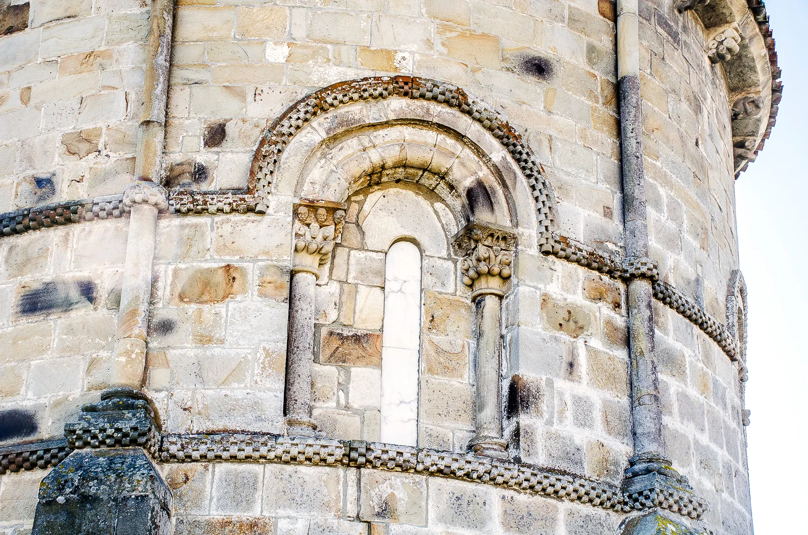 Photo showing: Detalle del ábside de la iglesia de iglesia románica de San Facundo y San Primitivo de Silió.