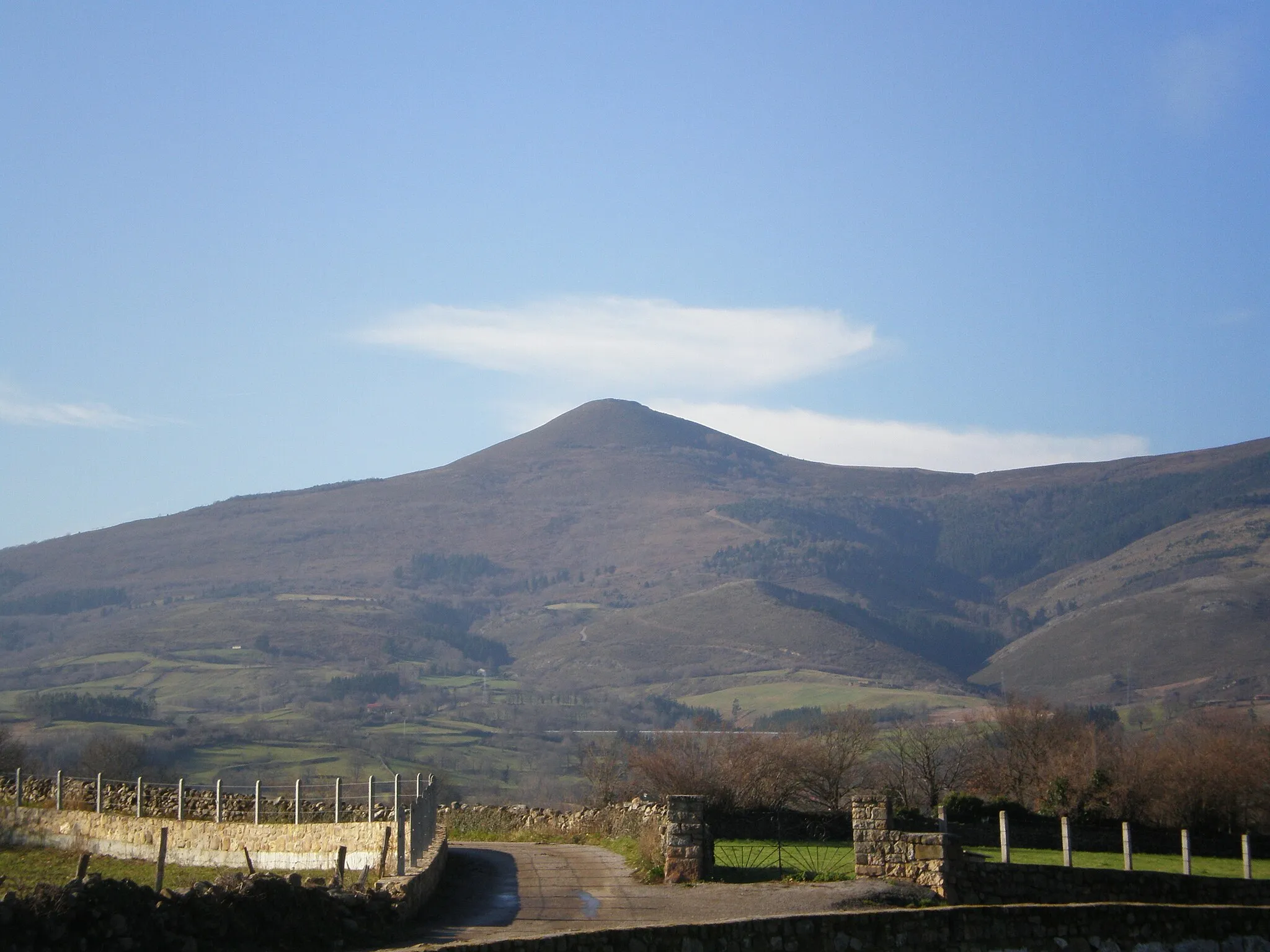 Photo showing: Navajos Peak from Silió. Mountain of 1064 metres, limit between the Cantabrian municipalities of Arenas de Iguña and Molledo.