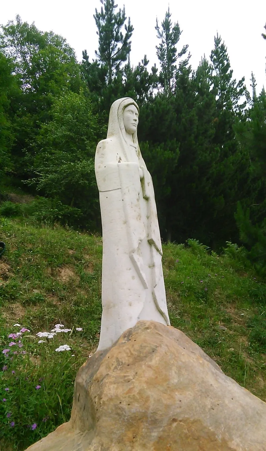 Photo showing: Escultura en piedra de Nuestra Señora de las Nieves en Aldano.
