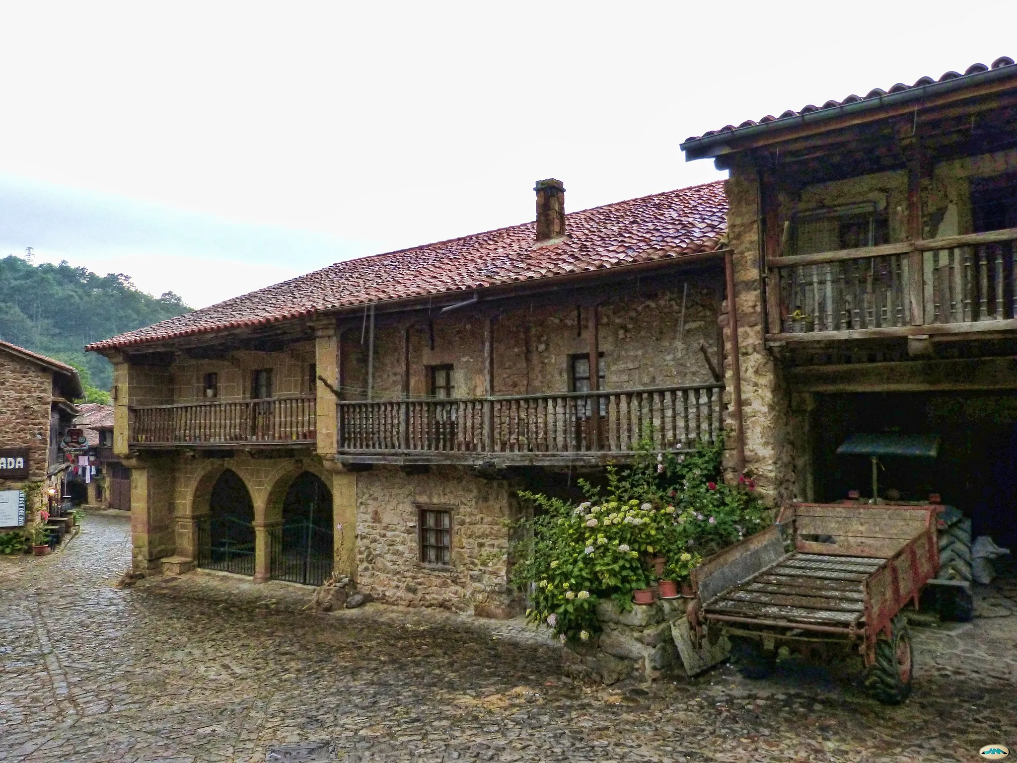 Photo showing: Houses and streets of Barcena Mayor (Cantabria).