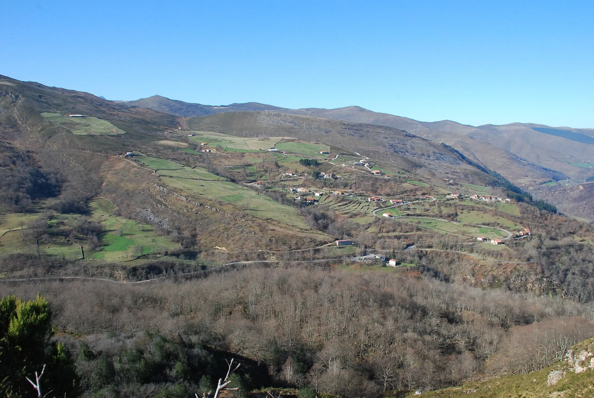 Photo showing: El Tojo, localidad del municipio cántabro de Los Tojos (España), visto desde el mirador de Peña Colsa.