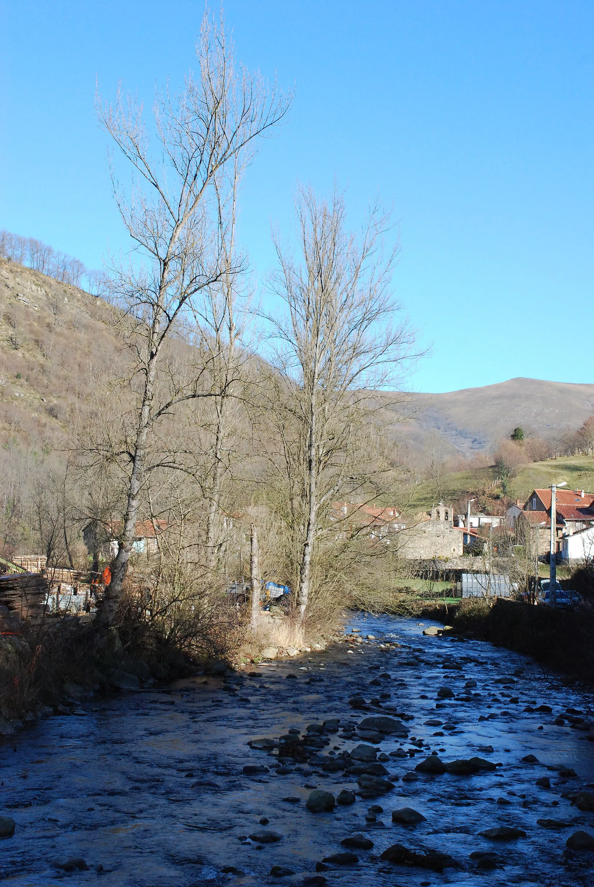 Photo showing: Río Saja a su paso por la localidad de Saja en el municipio de Los Tojos, Cantabria, España