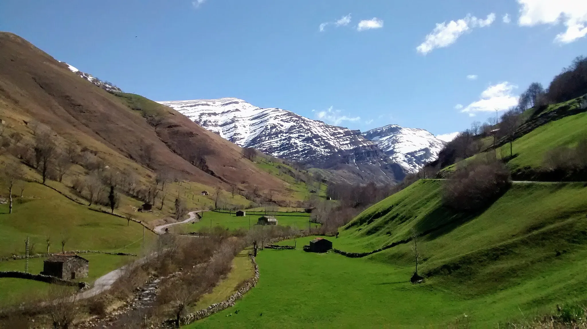 Photo showing: View of the river Miera upstream as it passes through Secadía, in the town of La Concha, municipality of San Roque de Río Miera (Cantabria, Spain)