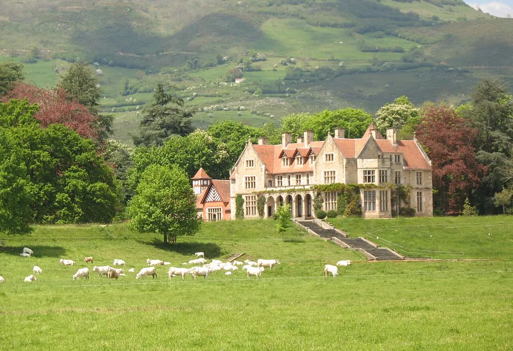 Photo showing: Hornillos Palace is located in the hamlet of Las Fraguas, Arenas de Iguña, Cantabria, Spain. The house was built in 1840 and was designed by the British architect Ralph Selden Wornum and is an eclectic style of English neoclassical style and is one of the few examples of Victorian Architecture located in Spain. The house was used for exterior shots in the 2001 film "The Others" starring Nicole Kidman.