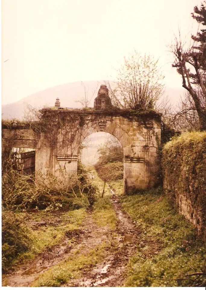 Photo showing: portalada del palacio de Barriopalacio de Anievas