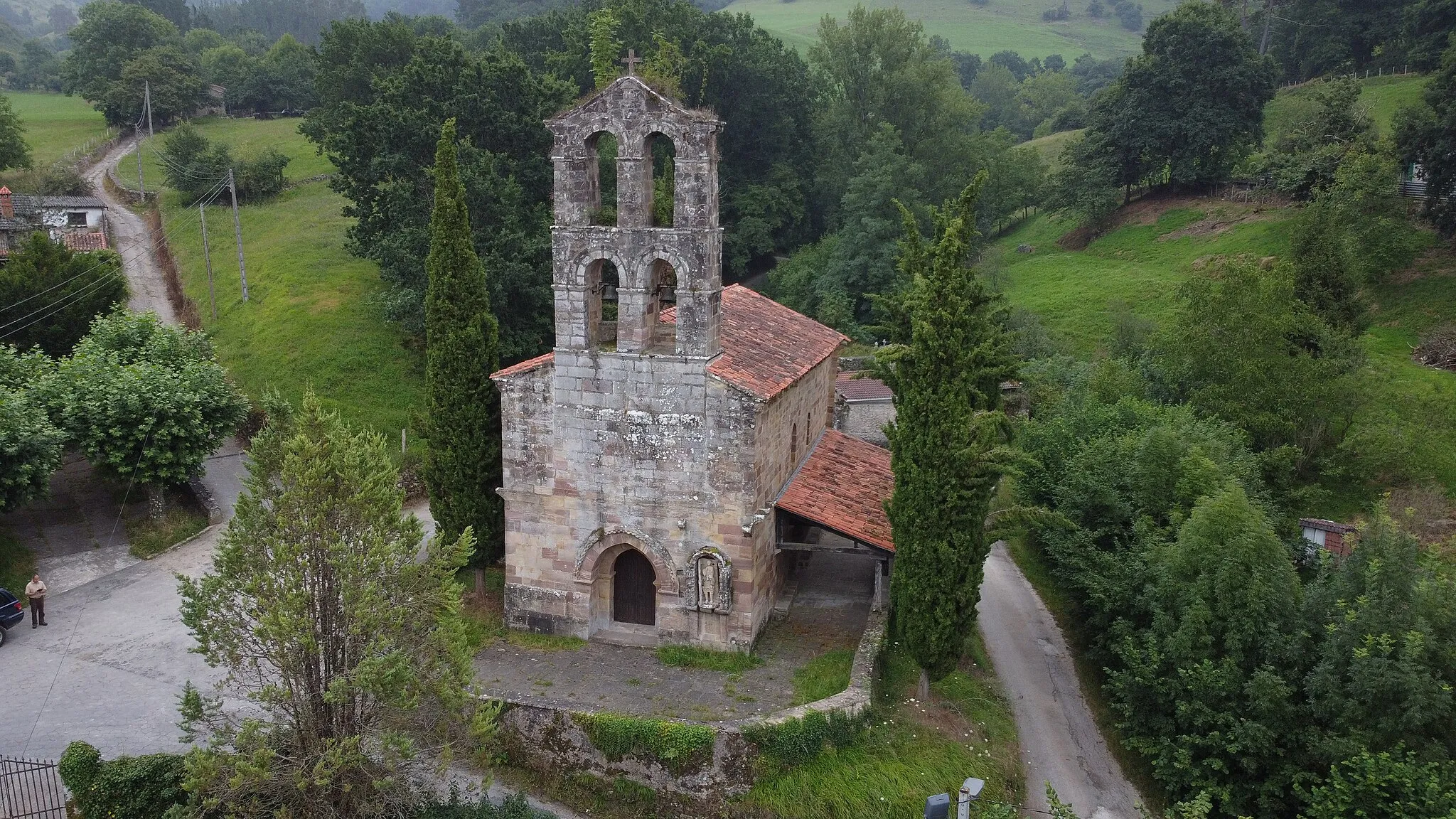 Photo showing: Iglesia parroquial del siglo XII, con fusión de estilos de la arquitectura románica y la gótica.