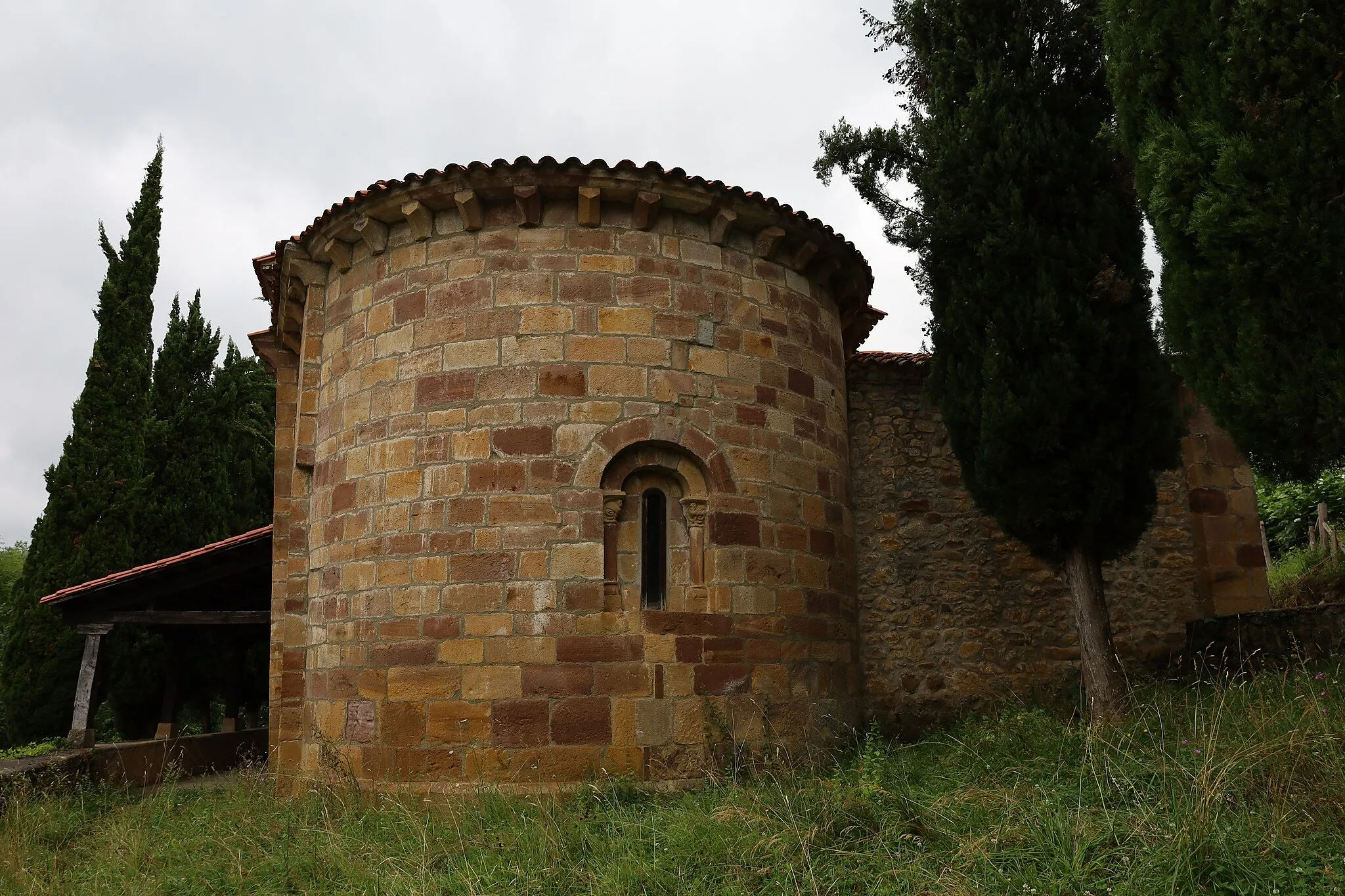 Photo showing: Iglesia parroquial del siglo XII, con fusión de estilos de la arquitectura románica y la gótica.