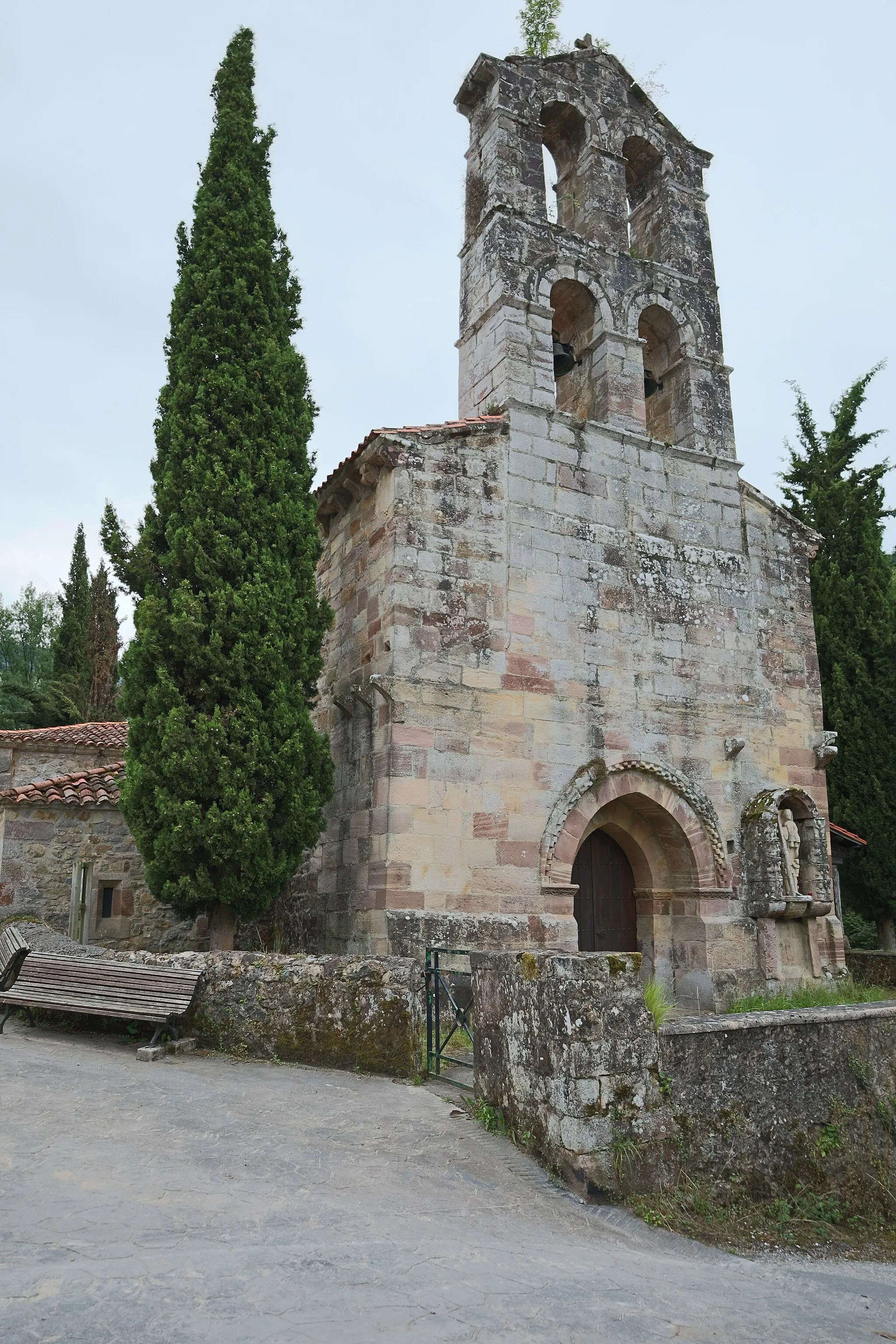 Photo showing: Iglesia parroquial del siglo XII, con fusión de estilos de la arquitectura románica y la gótica.