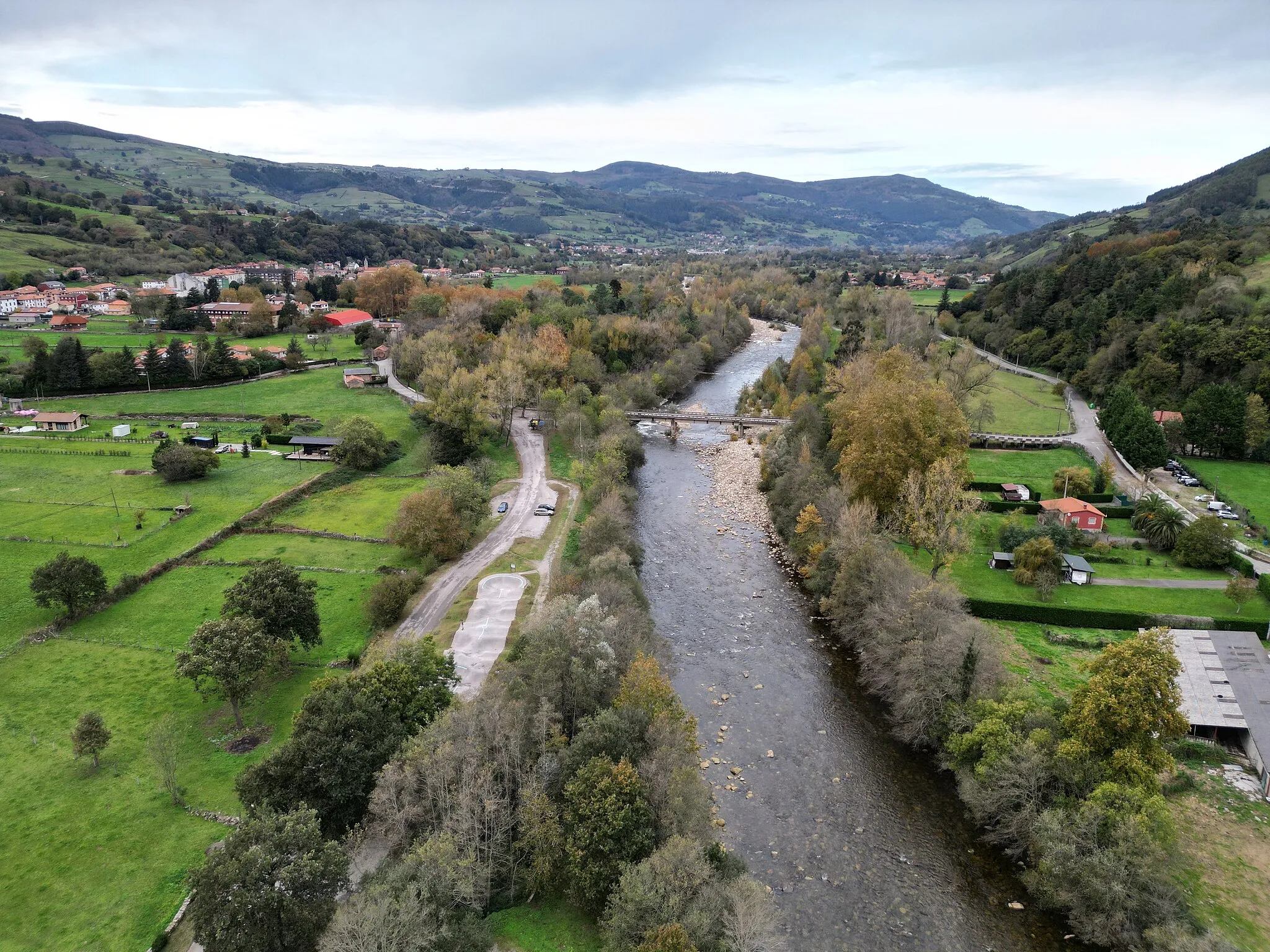 Photo showing: Vista áerea del río Pas a su paso por la localidad de Alceda