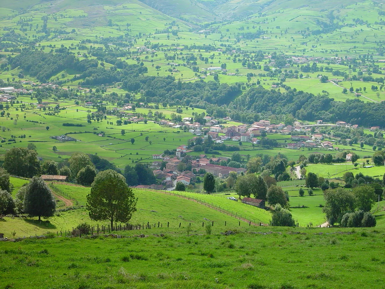 Photo showing: Church of Saint Martin (Villacarriedo, Cantabria).