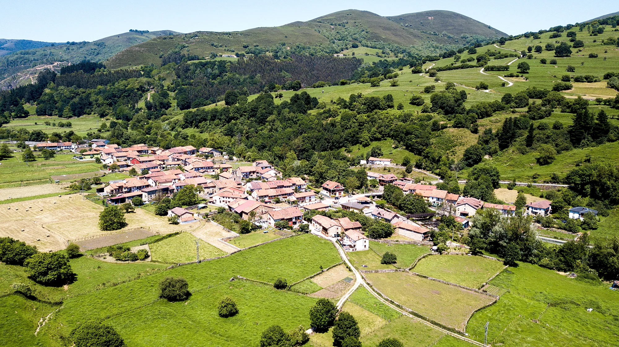 Photo showing: Villasuso de Cieza. Cantabria. Vista aérea.