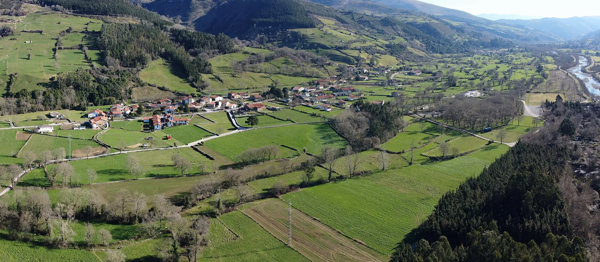 Photo showing: Vista panorámica del núcleo desde la vía verde del río Pas, al Oeste.