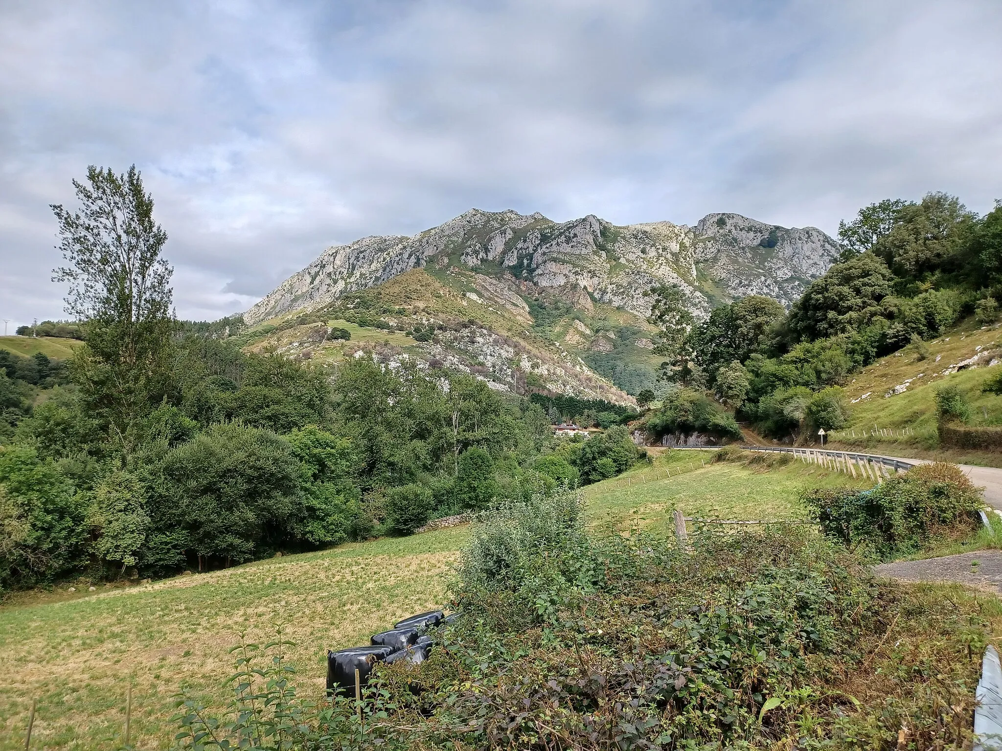 Photo showing: Looking north along the CA-282 highway as it approaches Quintanilla, near Sobrelapeña, Cantabria, Spain.