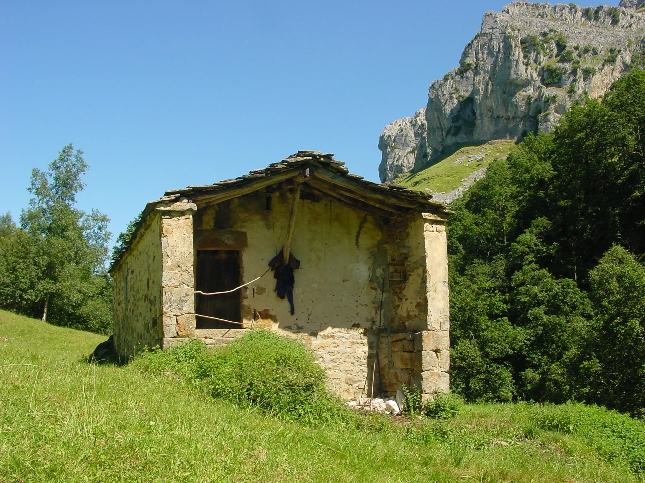 Photo showing: San Roque de Riomiera en Cantabria, España. Se encuentra en la comarca del Pas-Miera, en la cabecera del río Miera y se le considera una villa pasiega. Cabaña en estado ruinoso.