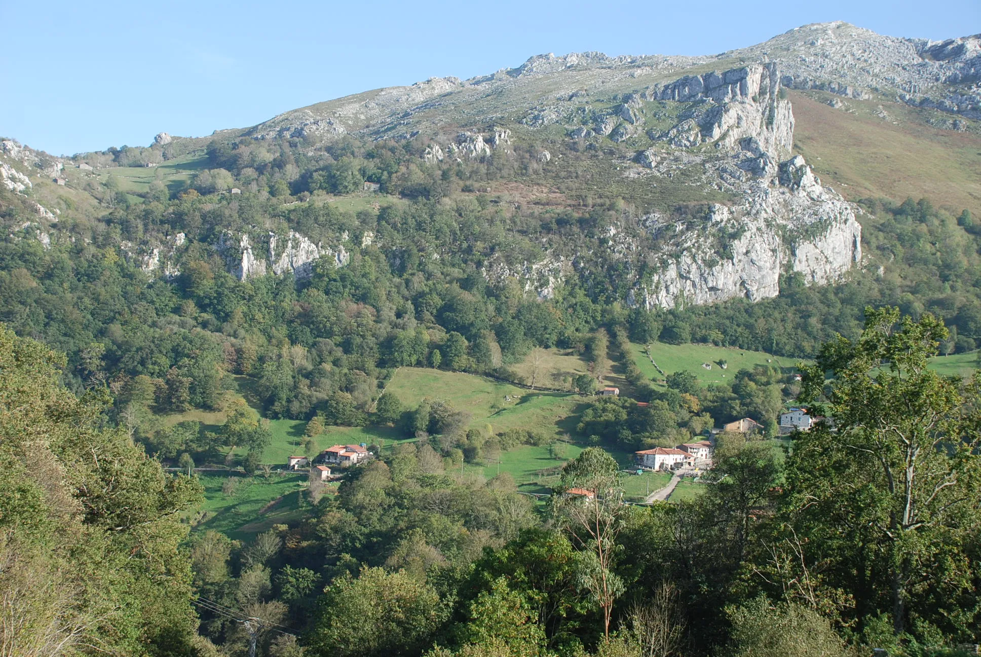 Photo showing: View of Linto from La Cácoba, (Miera, Cantabria)