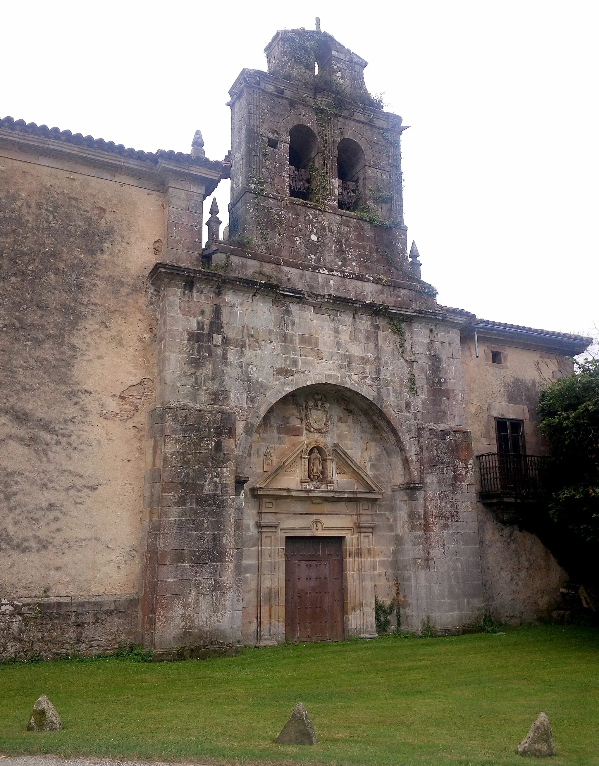 Photo showing: Palace of Gómez Barreda, in Saro, Cantabria, Spain. Façade of the chapel of the Our Lady of Guadalupe
