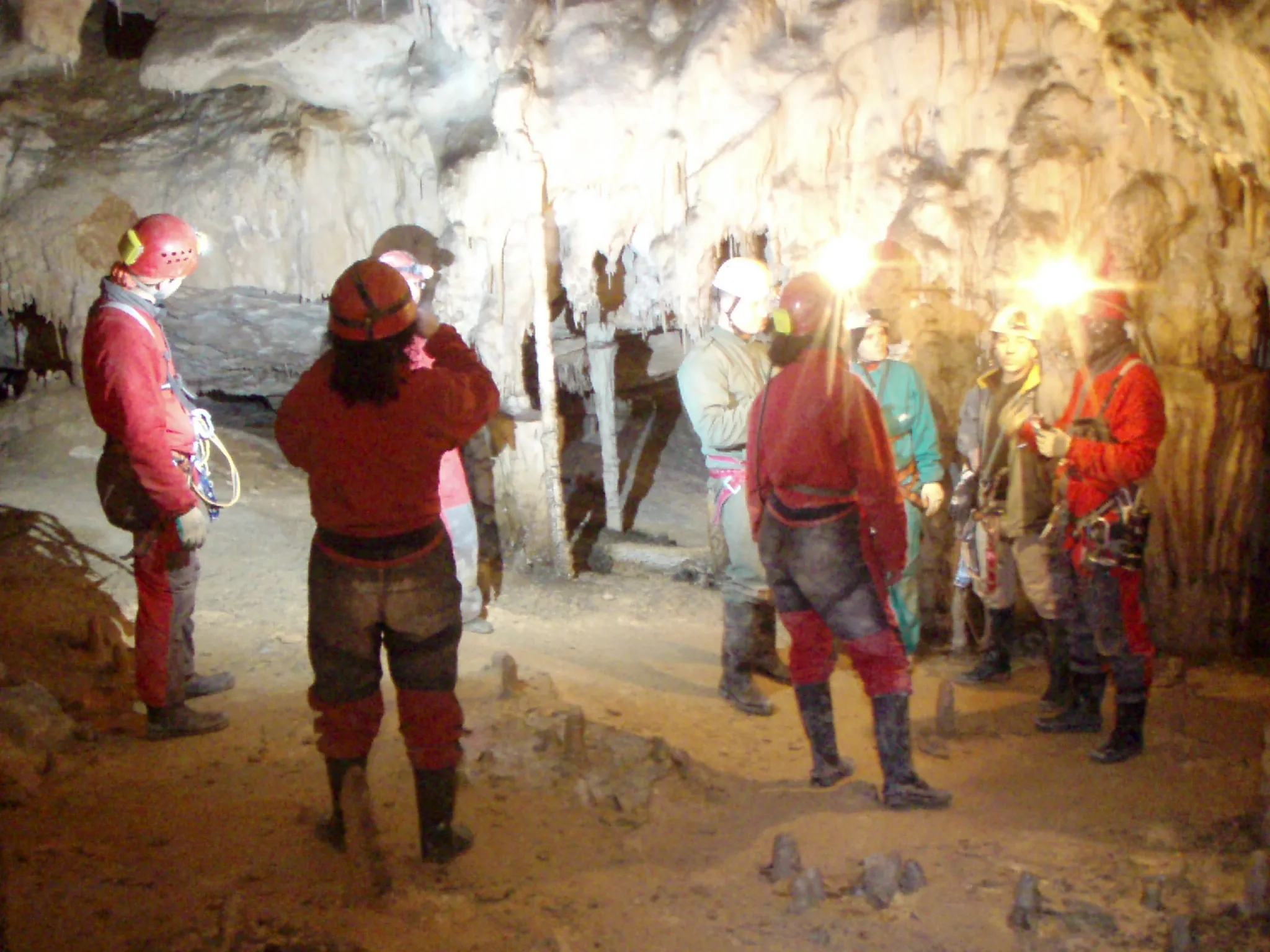 Photo showing: Caving in the Cave of Coventosa, in the municipality of Arredondo (Cantabria, Spain).