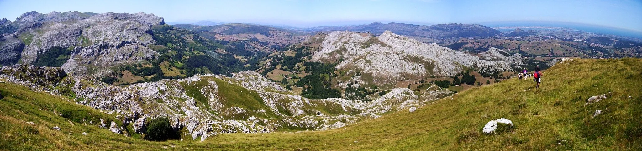 Photo showing: Karst topography in the Cantabrian Mountains. The port city of Santander in the distant right. Alto de Brenas (579 m.). Riotuerto. Cantabria. España