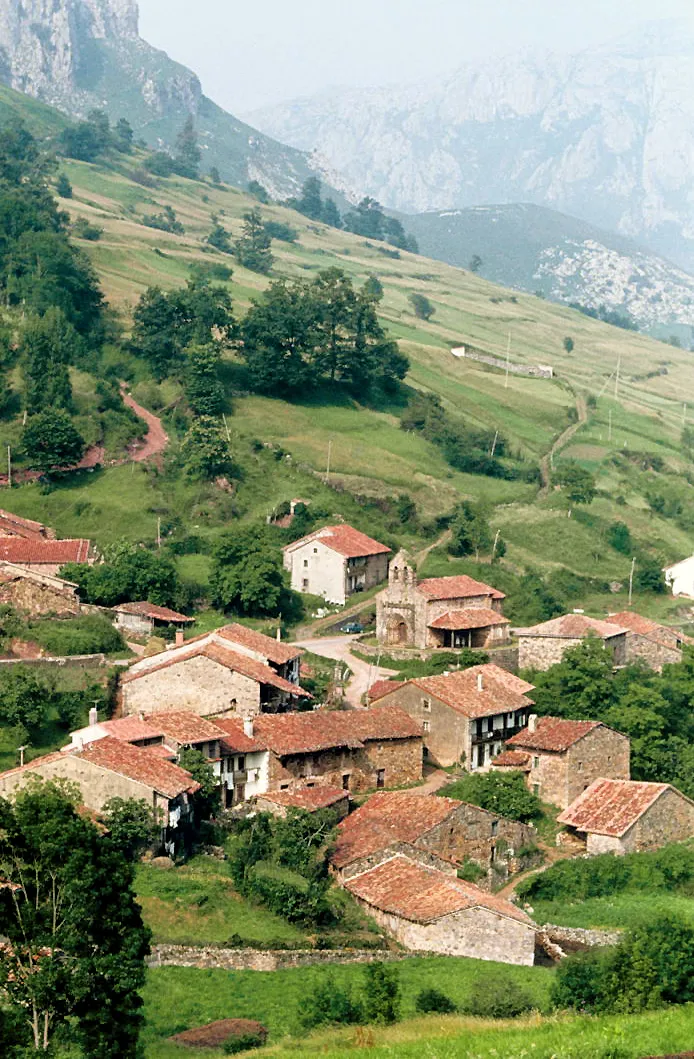 Photo showing: The village and its surroundings. Lafuente, Lamasón, Cantabria, Spain