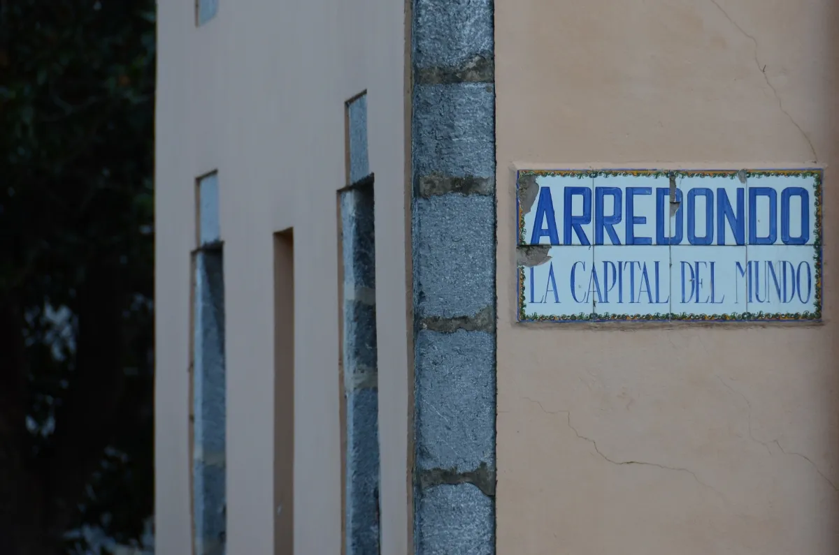 Photo showing: Letrero en una de las calles de Arredondo "Arredondo La Capital del Mundo"