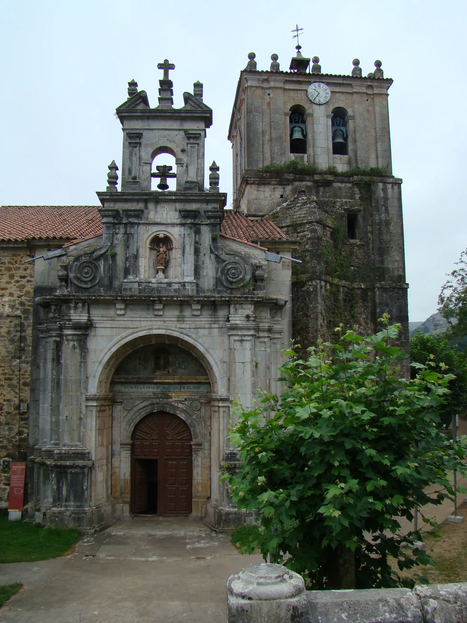 Photo showing: Church of Santa María de la Asunción or also called church of Nuestra Señora de Miera de La Cárcoba in the municipality of Miera, Cantabria, Spain. It was registered as Heritage of Cultural Interest in 1988.