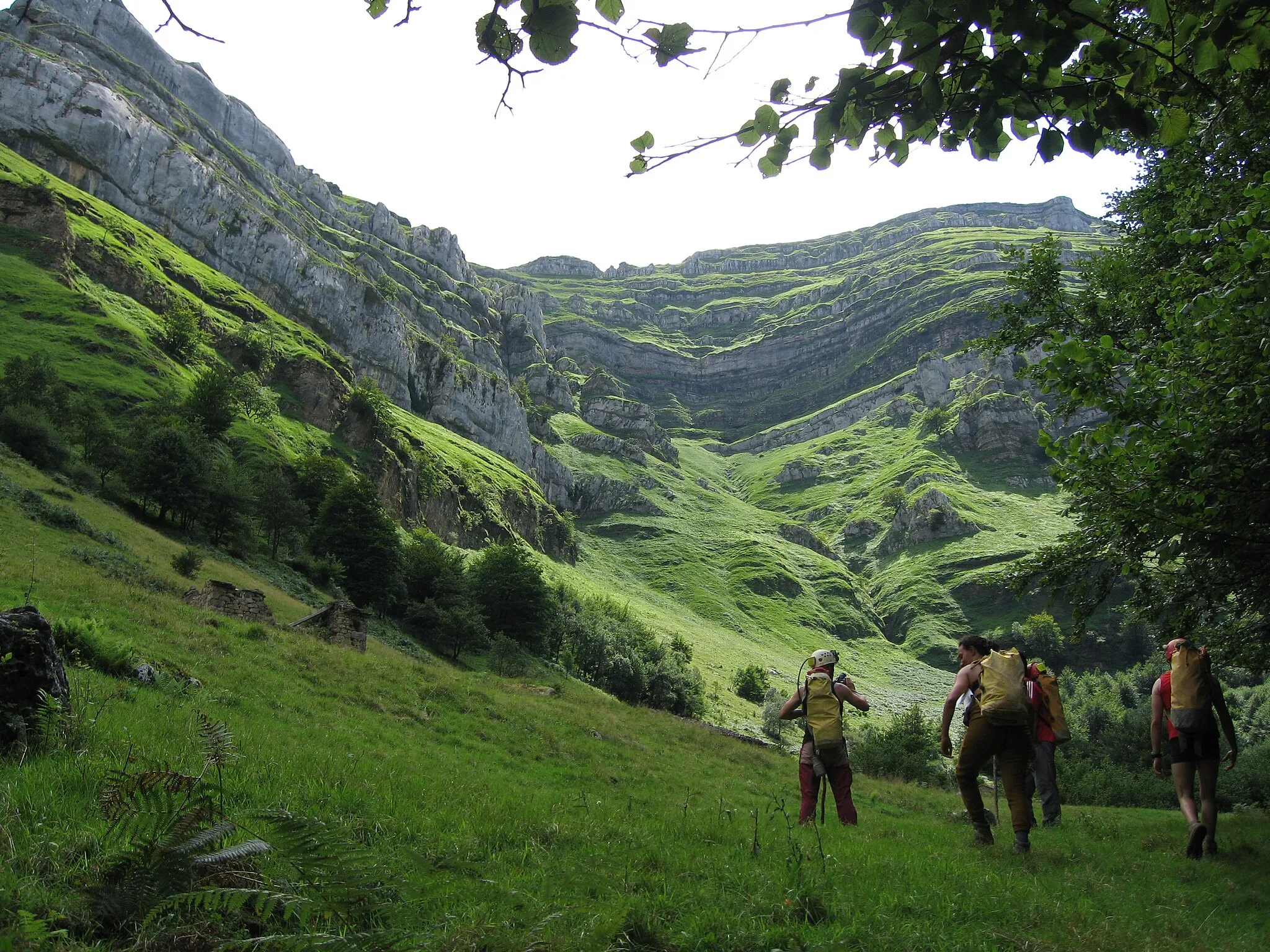 Photo showing: Access to Water Cave, in the municipality of Arredondo (Cantabria, Spain)