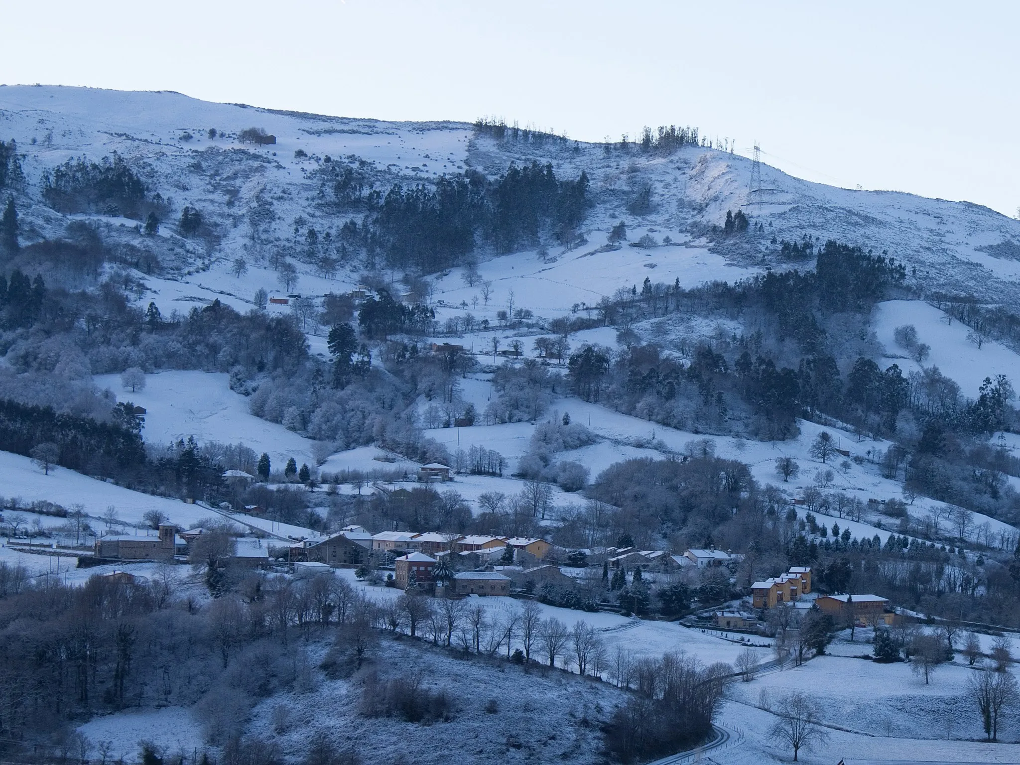 Photo showing: Vista general del pueblo de San Román (Santa María de Cayón) tras una copiosa nevada. Fotografía tomada desde La Cueva a media ladera del monte Carceña