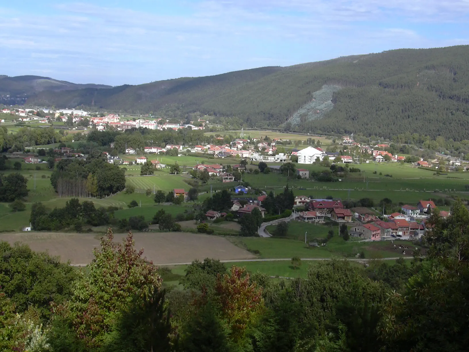 Photo showing: Vista general de Villabañez en Castañeda (Cantabria)