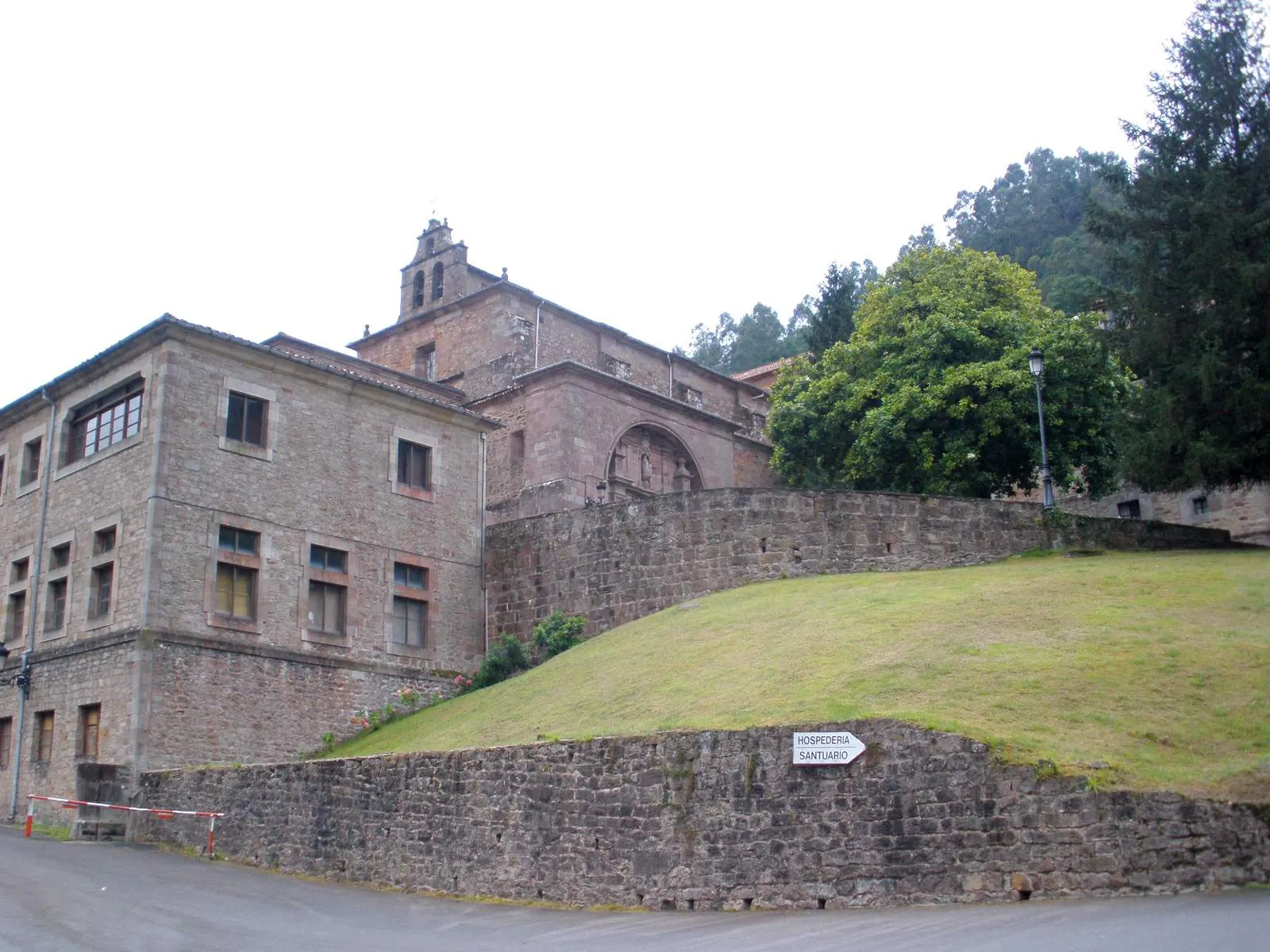 Photo showing: Las Caldas de Besaya (Cantabria) - Santuario de la Virgen de Caldas