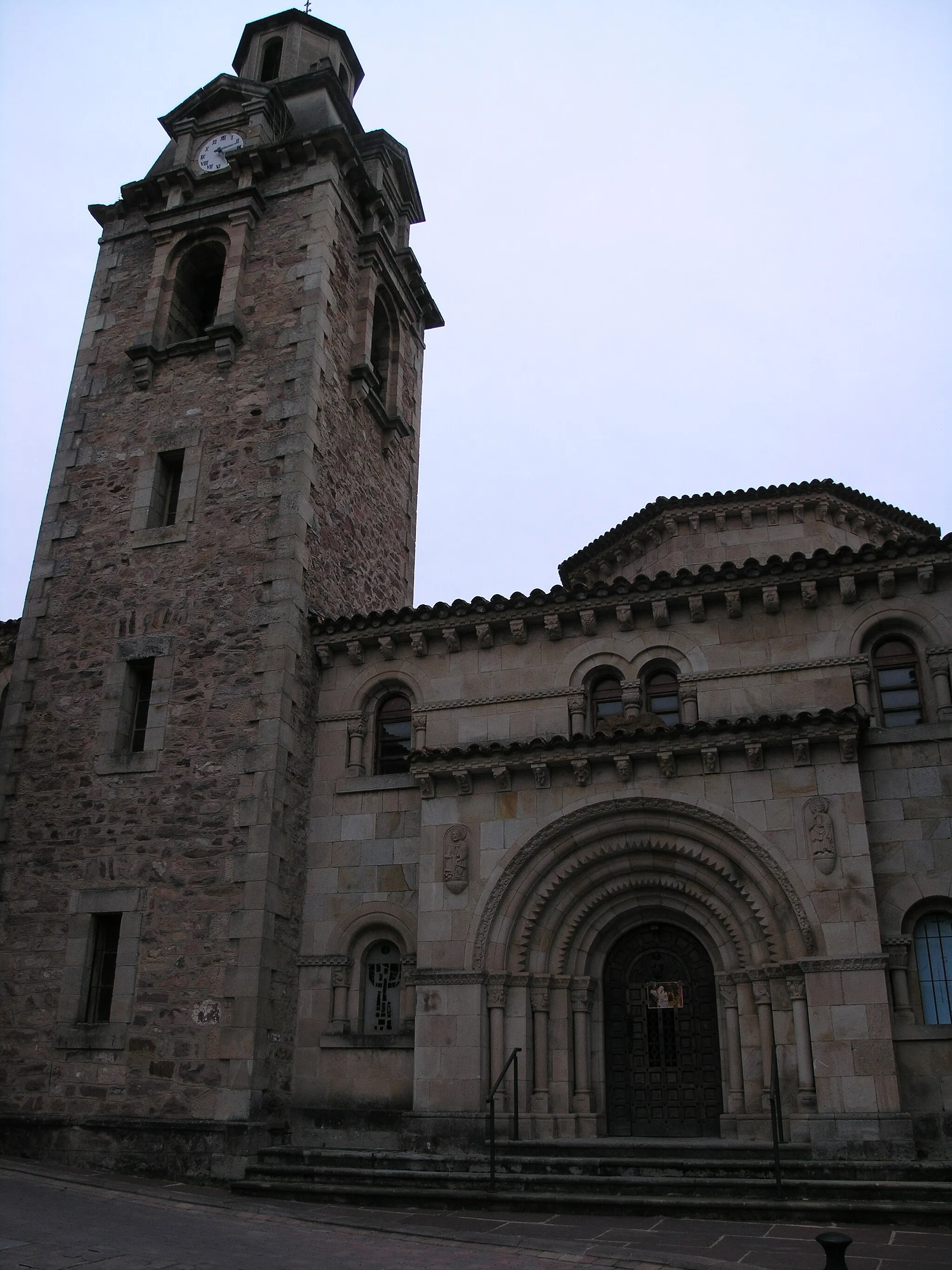 Photo showing: Iglesia de San Miguel, en Puente Viesgo (Cantabria, España). Siglo XVII.