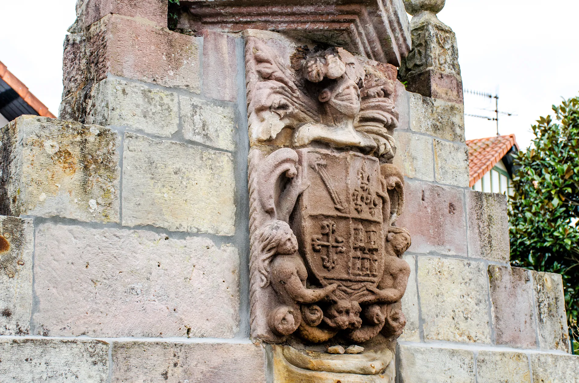 Photo showing: Escudo heráldico de piedra. Tanos (España).