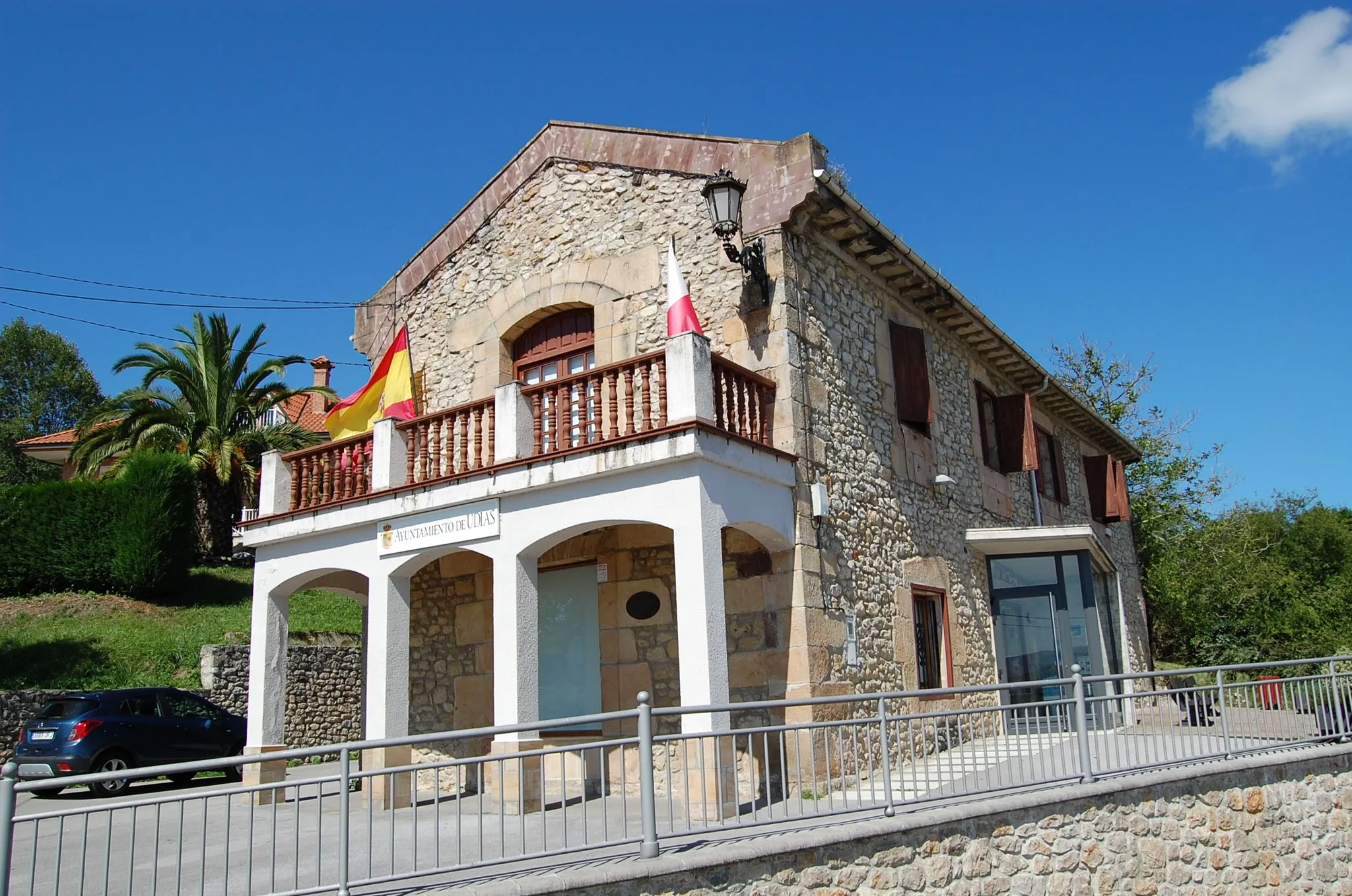 Photo showing: Ayuntamiento del municipio de Udías, Cantabria, sito en la localidad de Pumalverde.