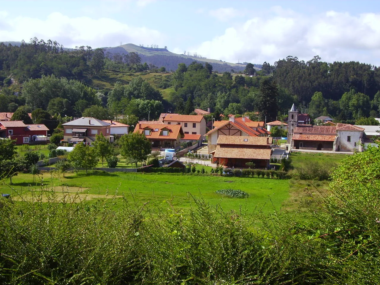 Photo showing: Panorama del pintoresco pueblo de Caranceja situado en las orillas del río Saja en Cantabria, España.