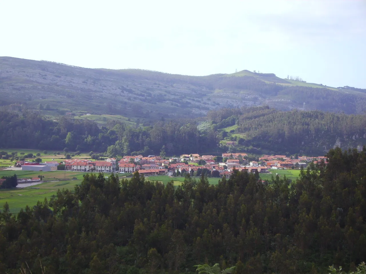 Photo showing: Panorama del pueblo de Casar de Periedo en el municipio de Cabezón de la Sal, Cantabria, España.