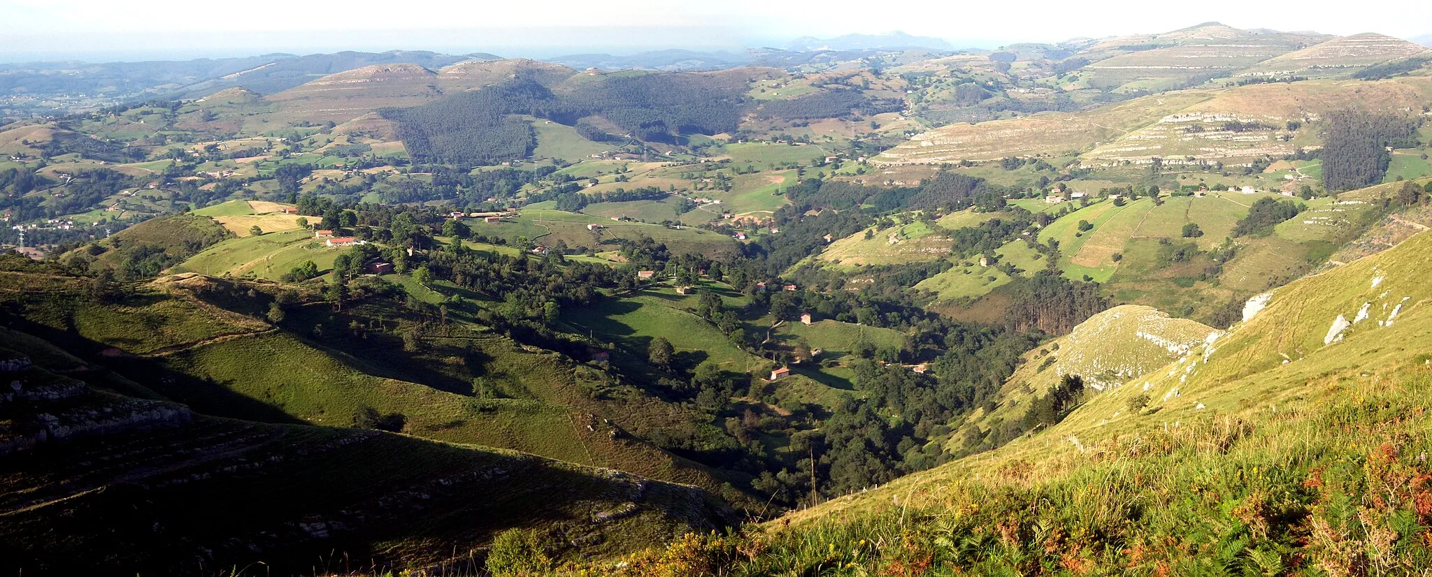 Photo showing: Vista del municipio de Riotuerto desde el alto de La Linde. En primer término el alto de Moncobe. Al fondo Camposdelante.