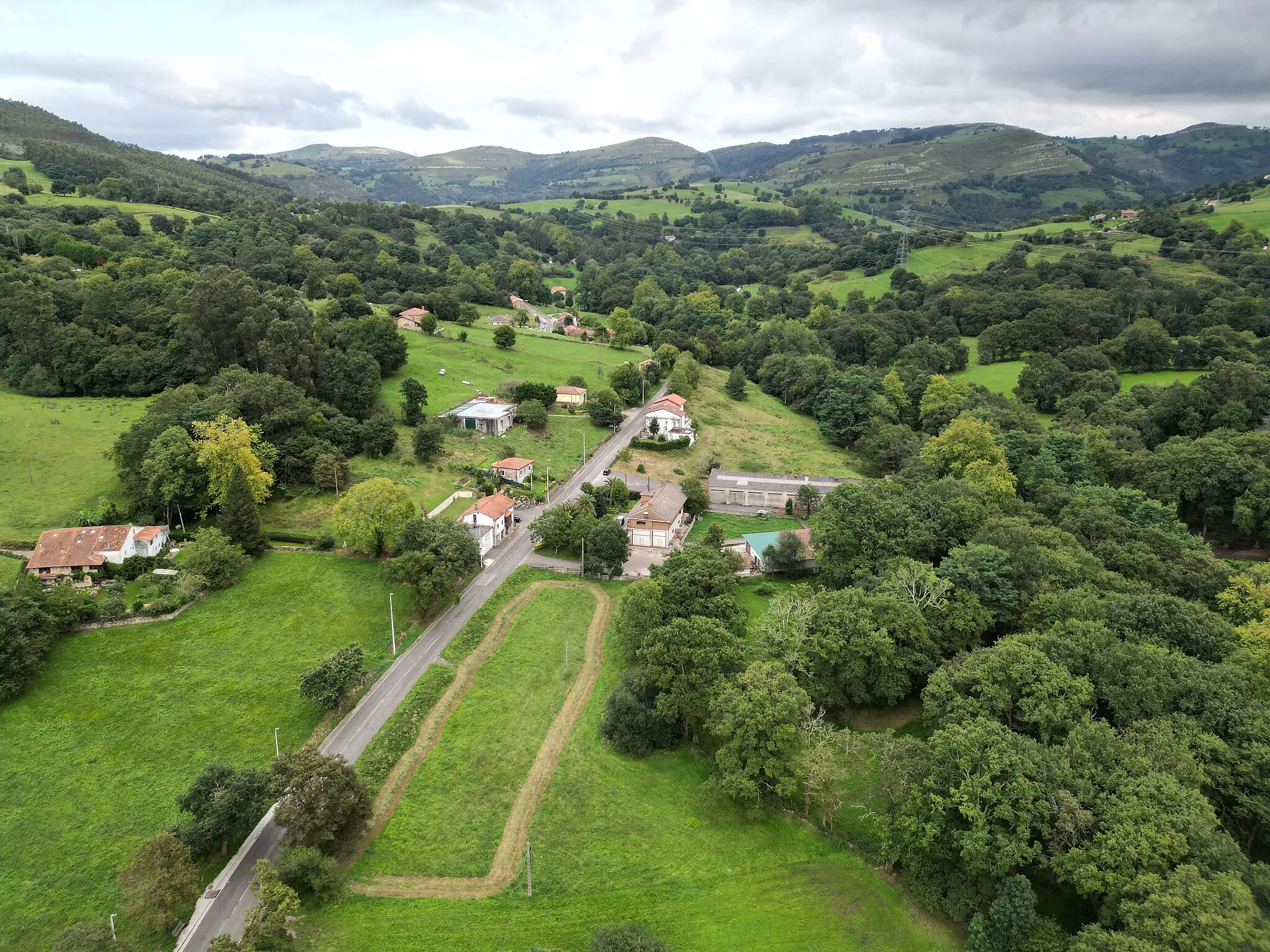 Photo showing: Vista aérea del Barrio de Arriba en el municipio de Riotuerto (Cantabria, España)