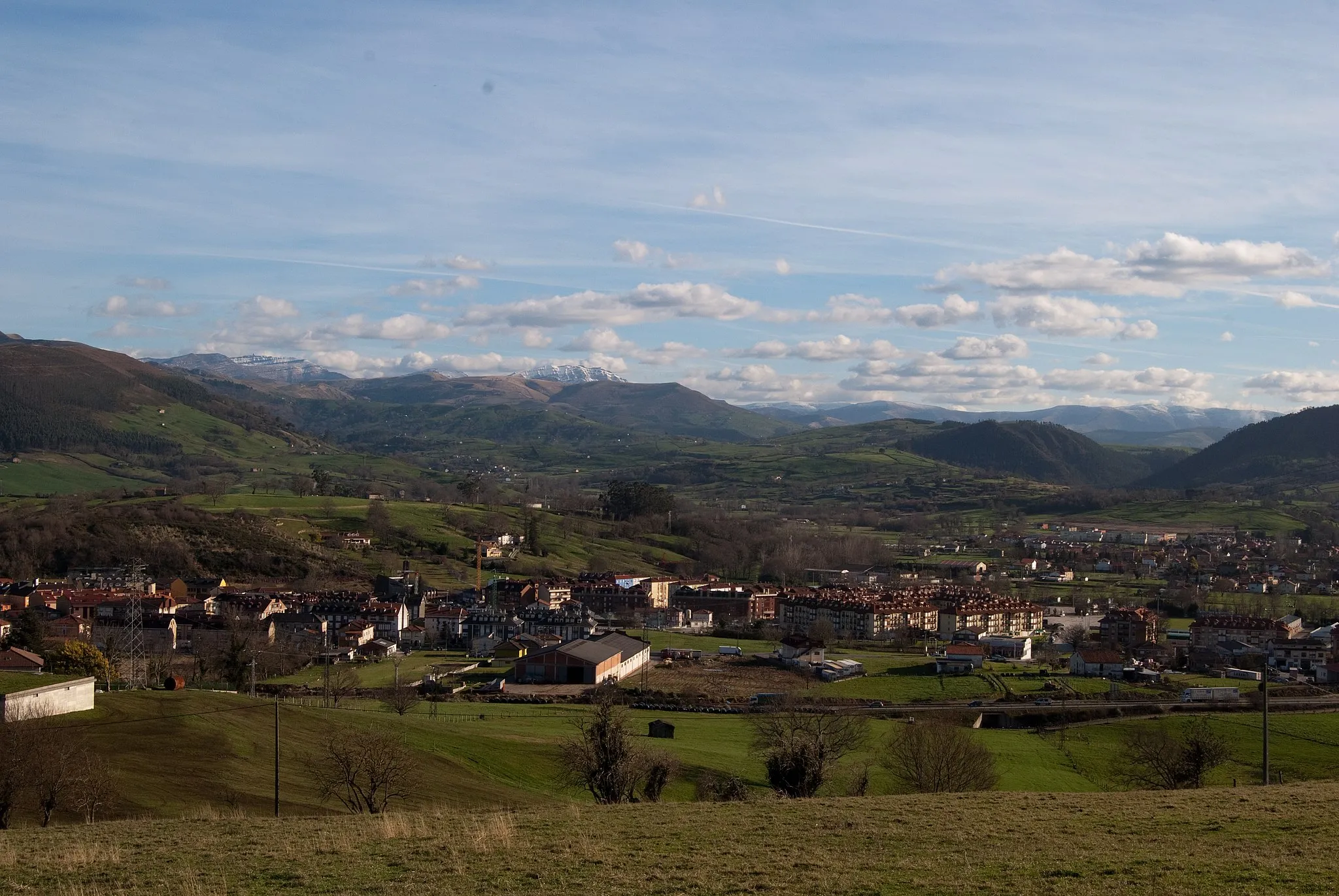 Photo showing: Vista general de Sarón en el municipio de Santa María de Cayón (Cantabria)